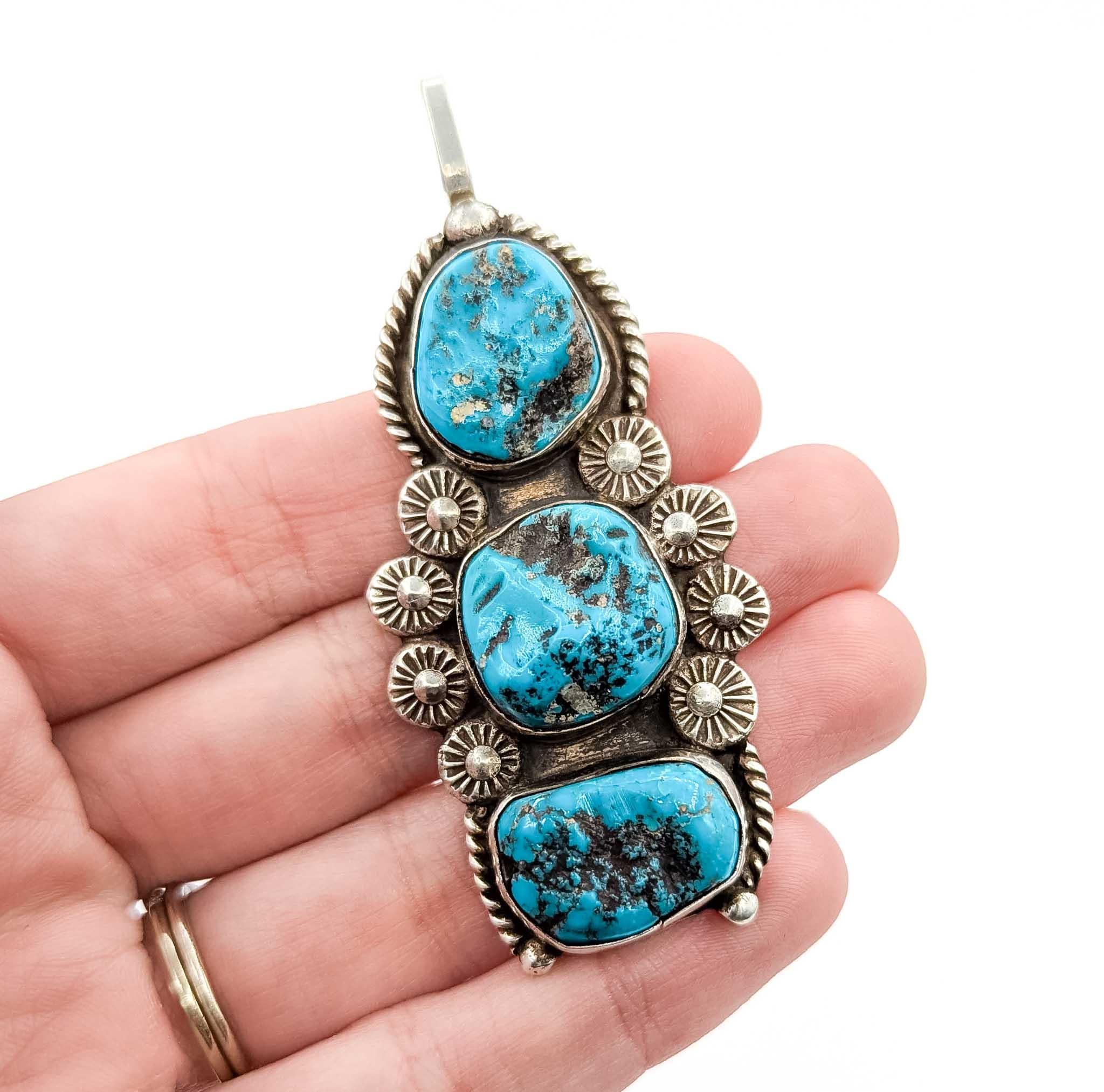 Cabochon Ciondolo a tre pietre di turchese dei nativi americani in argento sterling in vendita