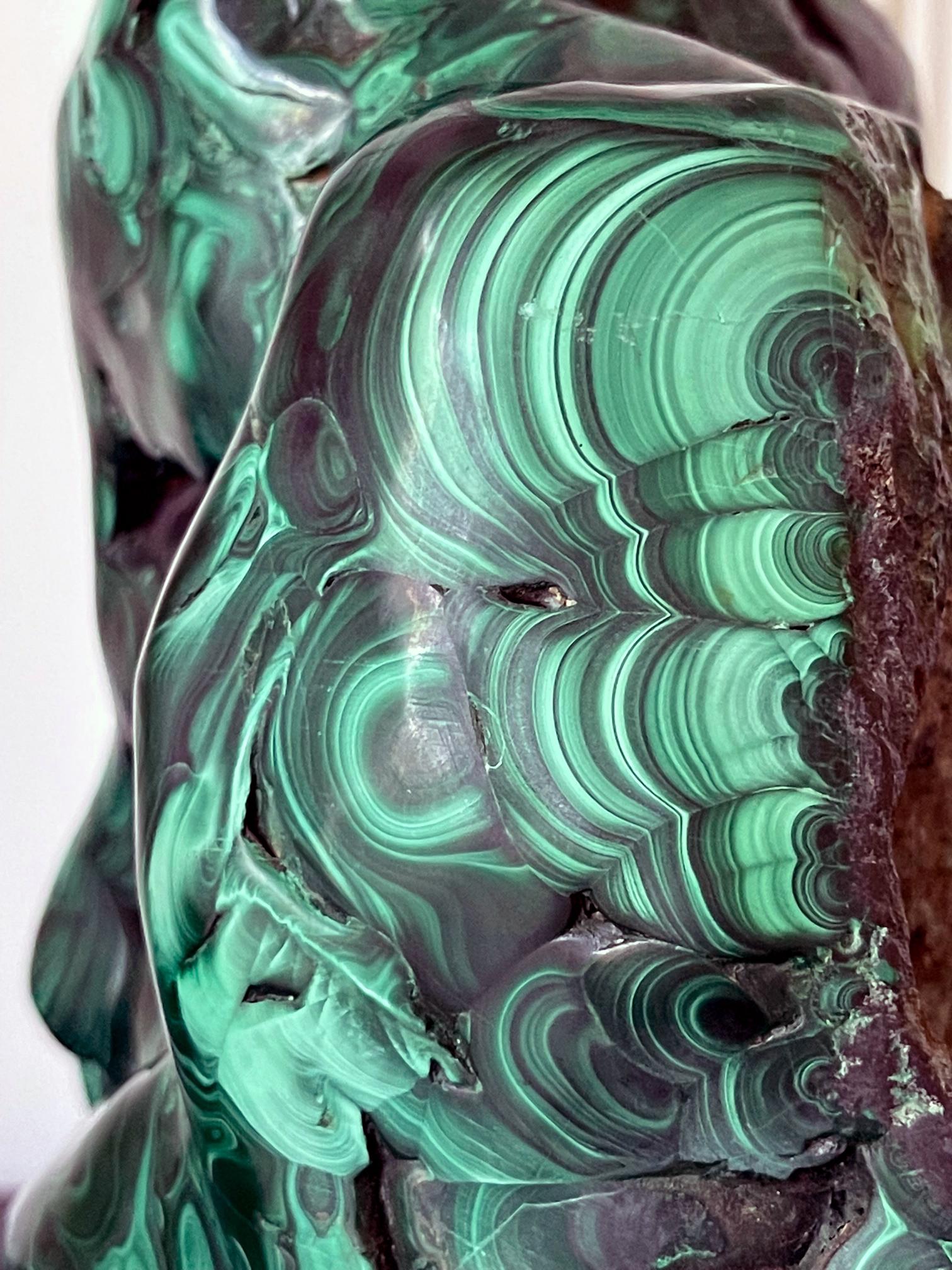 Auffälliges natürliches Malachit-Exemplar auf Ausstellungsständer als Scholar Stone im Angebot 5