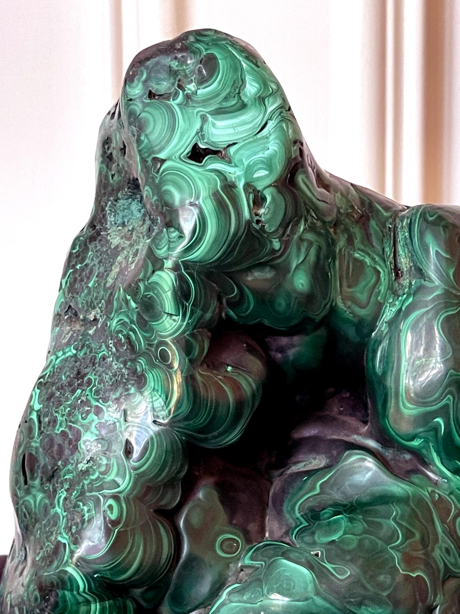 Auffälliges natürliches Malachit-Exemplar auf Ausstellungsständer als Scholar Stone im Angebot 6