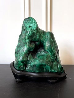 Un sorprendente esemplare di malachite naturale su espositore come pietra da studio
