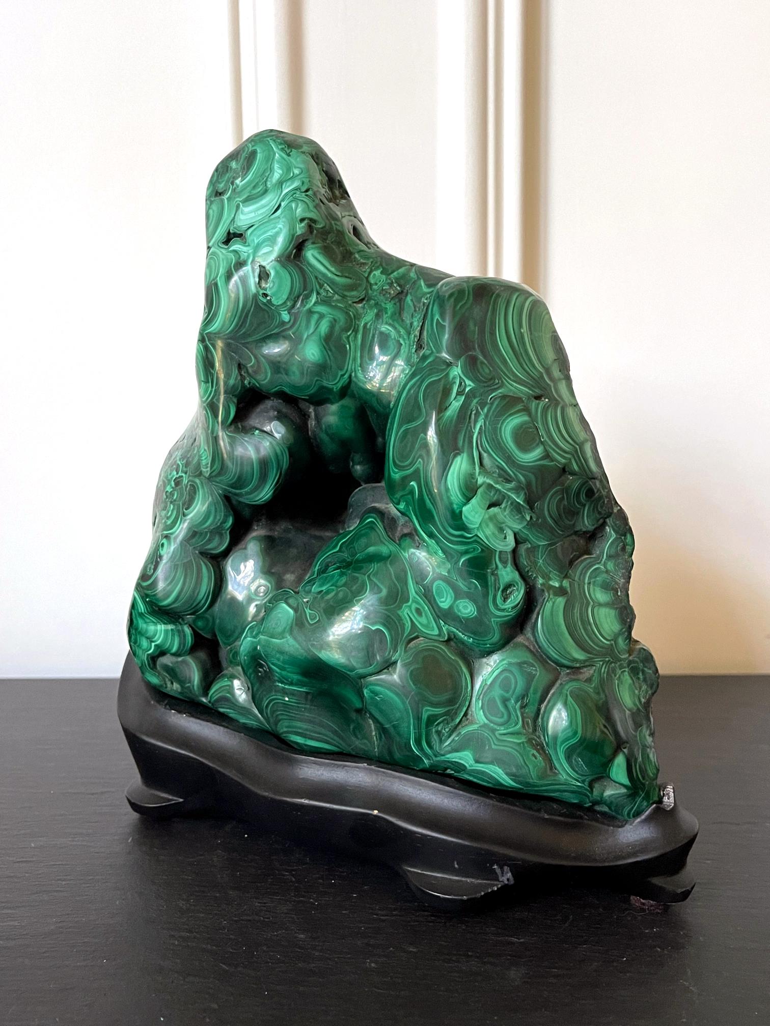 Auffälliges natürliches Malachit-Exemplar auf Ausstellungsständer als Scholar Stone (Chinoiserie) im Angebot