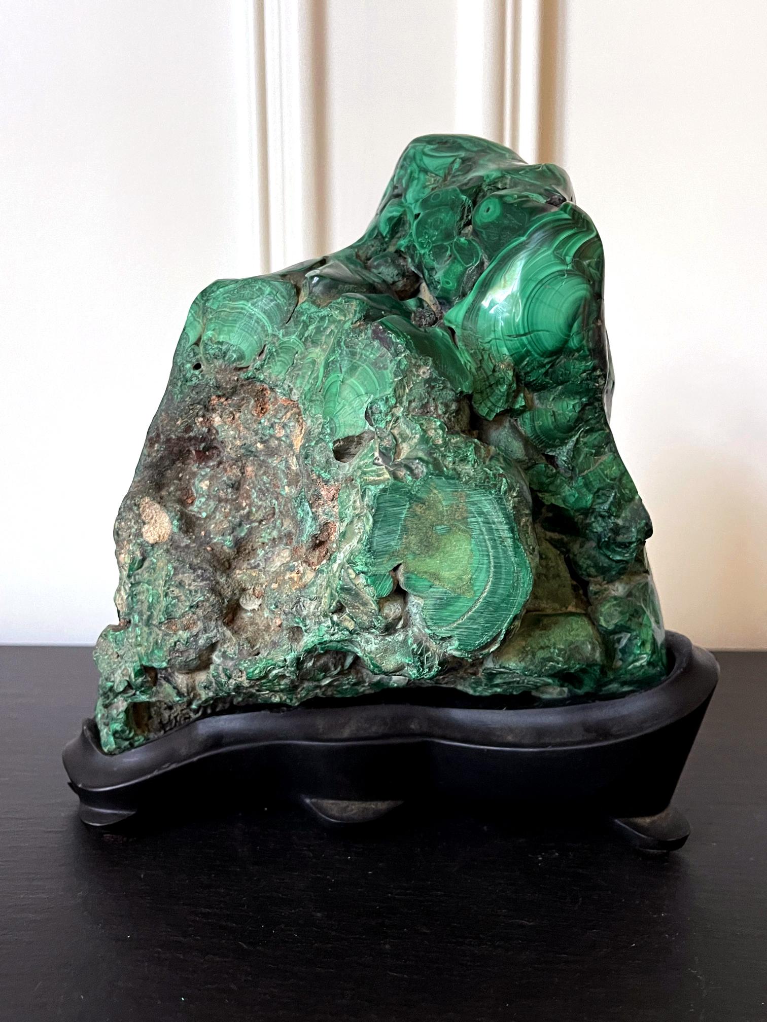 Auffälliges natürliches Malachit-Exemplar auf Ausstellungsständer als Scholar Stone im Zustand „Hervorragend“ im Angebot in Atlanta, GA