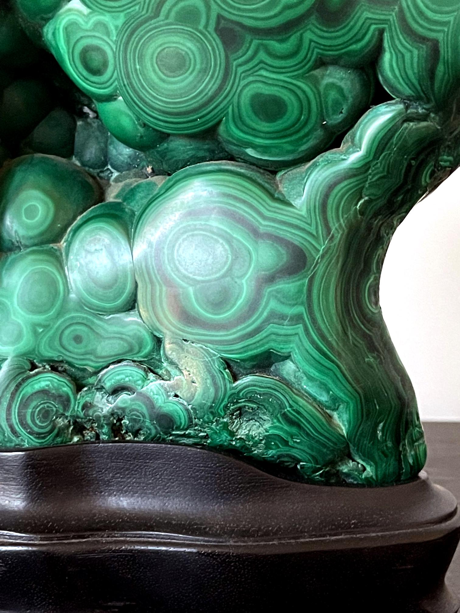 Striking Natural Malachite Specimen on Display Stand as Scholar Stone im Zustand „Hervorragend“ im Angebot in Atlanta, GA