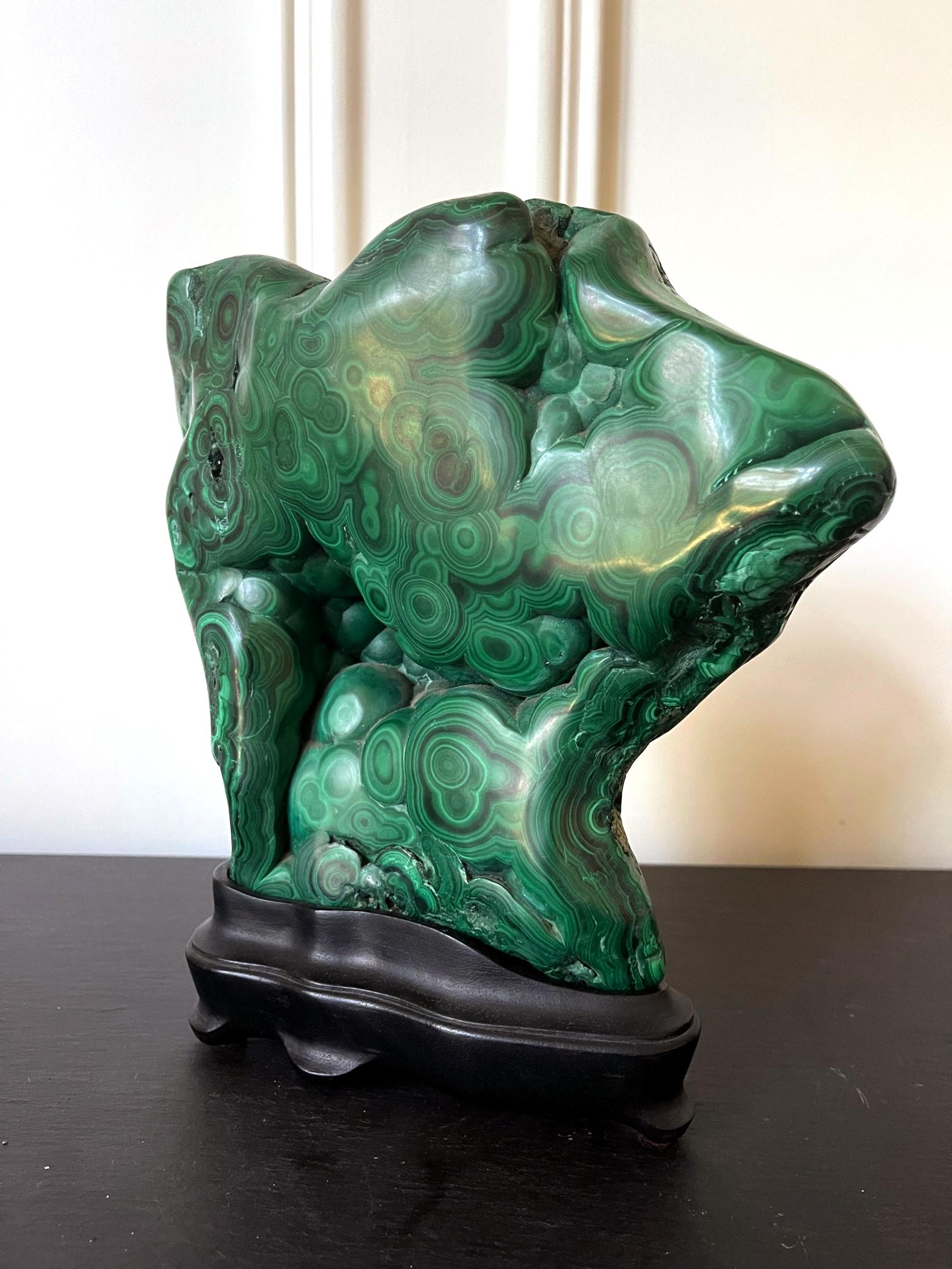 Striking Natural Malachite Specimen on Display Stand as Scholar Stone (20. Jahrhundert) im Angebot