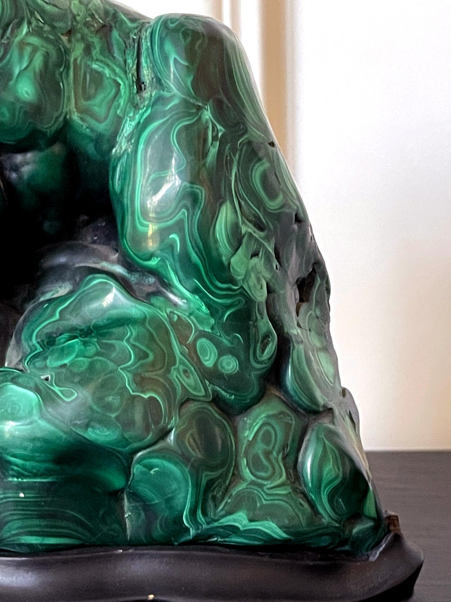 Auffälliges natürliches Malachit-Exemplar auf Ausstellungsständer als Scholar Stone im Angebot 3
