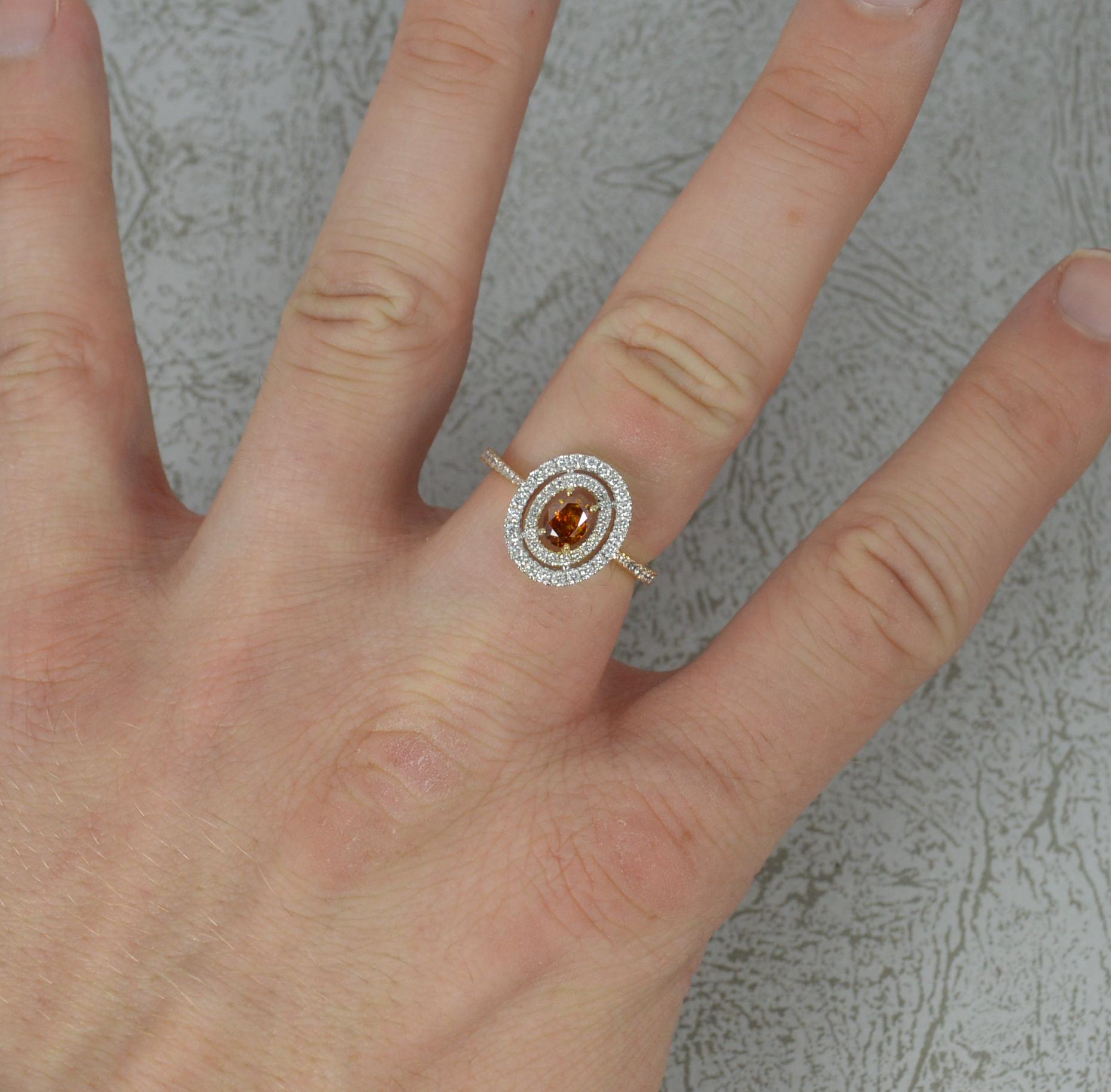 Eine atemberaubende Damen Doppel Halo Engagement Art Ring.
Gefertigt aus 18 Karat Roségold mit einem Kopf aus Weißgold.
Mit einem oval geschliffenen Diamanten in der Mitte, 4,2 mm x 5,3 mm, 0,48 Karat, offensichtlich und natürliche orange Farbe.