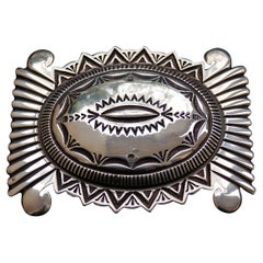 Llamativa hebilla de cinturón de plata de ley pesada con estampado navajo de Wilson Jim, 1988