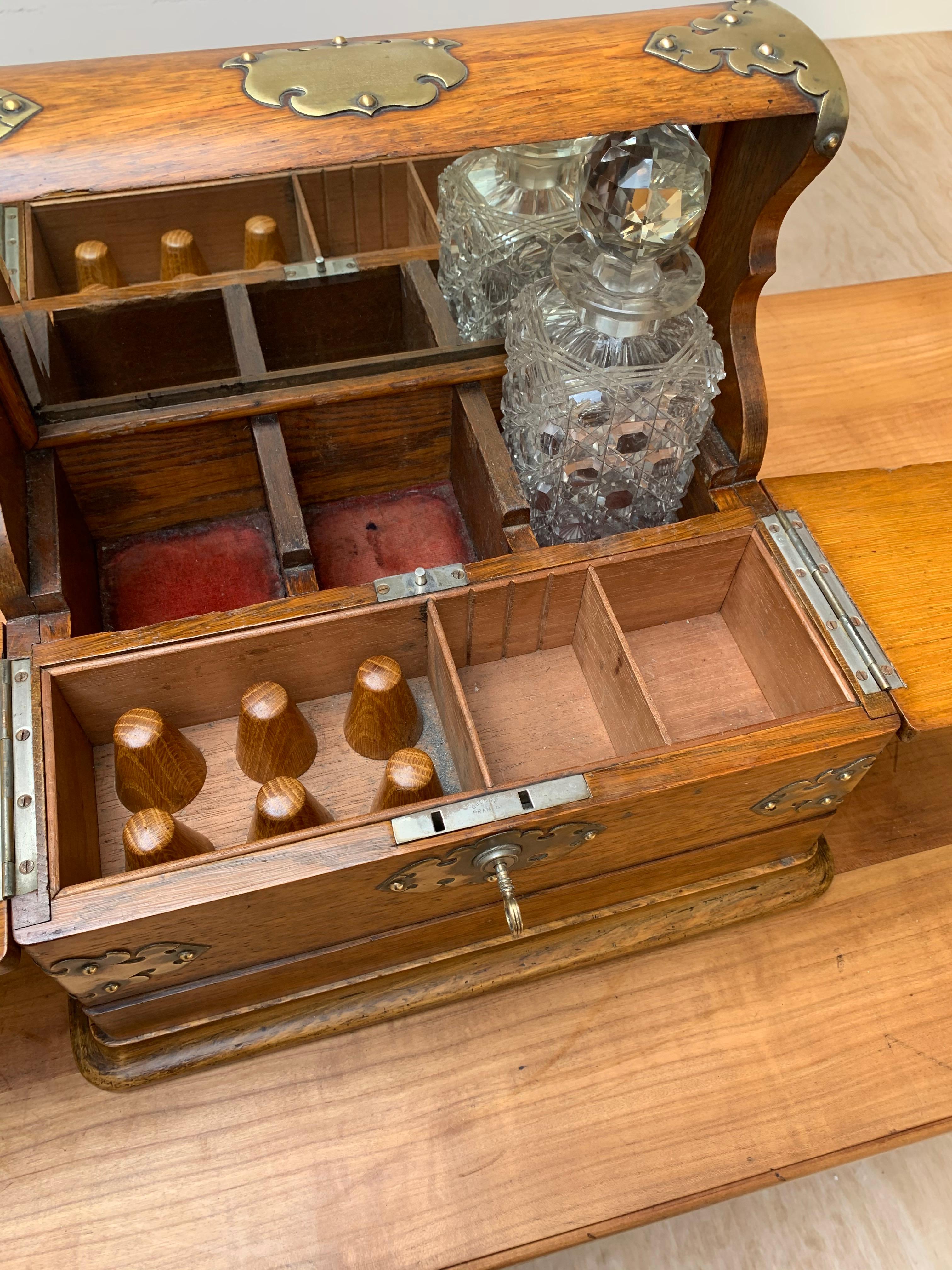 Striking Oak & Brass Tantalus with Whiskey or Liqueur Crystal Decanters & Drawer In Good Condition In Lisse, NL