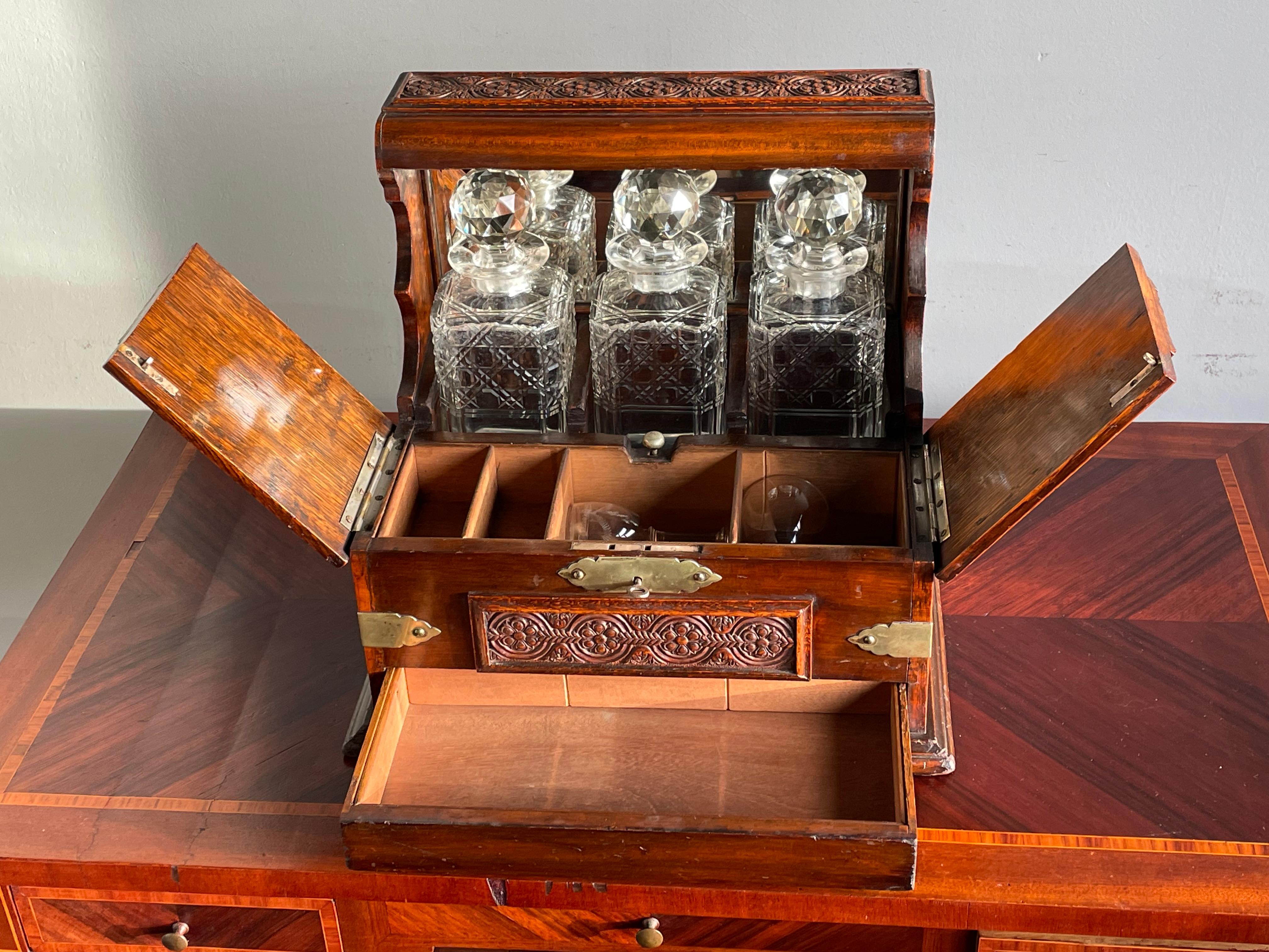 Striking Oak & Brass Tantalus with Whiskey or Liqueur Crystal Decanters & Drawer In Good Condition For Sale In Lisse, NL