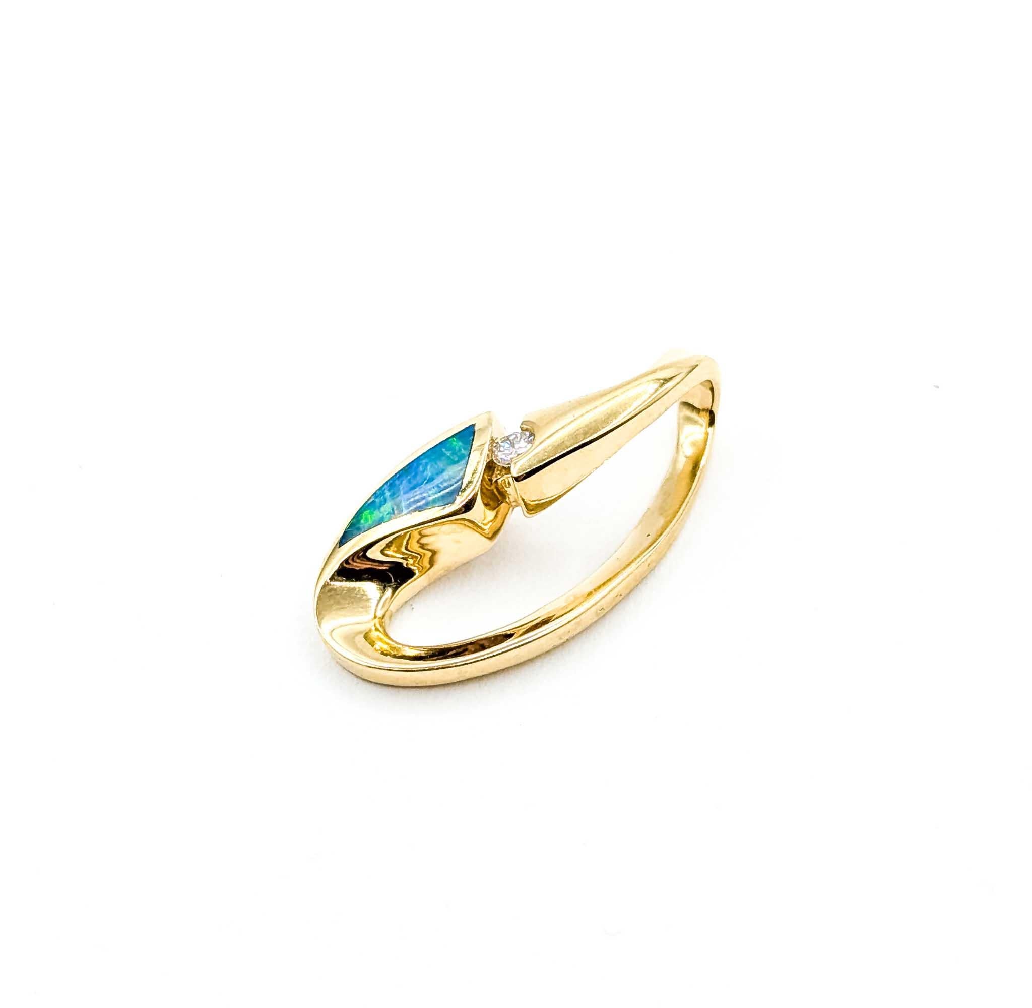 Contemporain Pendentif en or jaune 14k avec opale et diamant en vente
