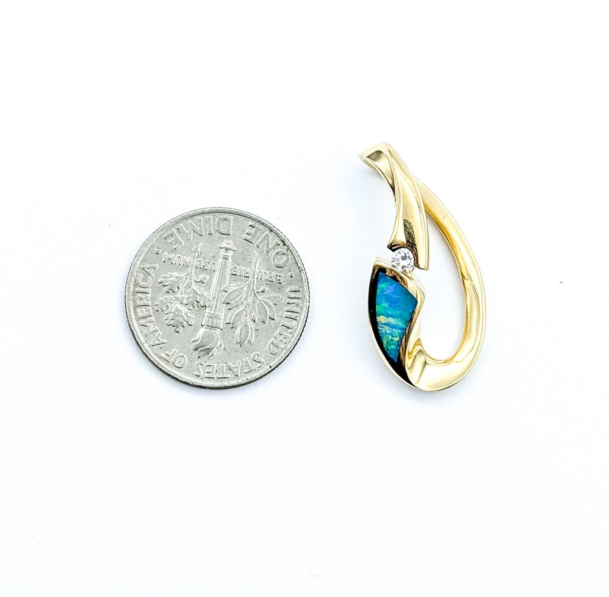 Pendentif en or jaune 14k avec opale et diamant Pour femmes en vente