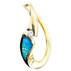 Pendentif en or jaune 14k avec opale et diamant
