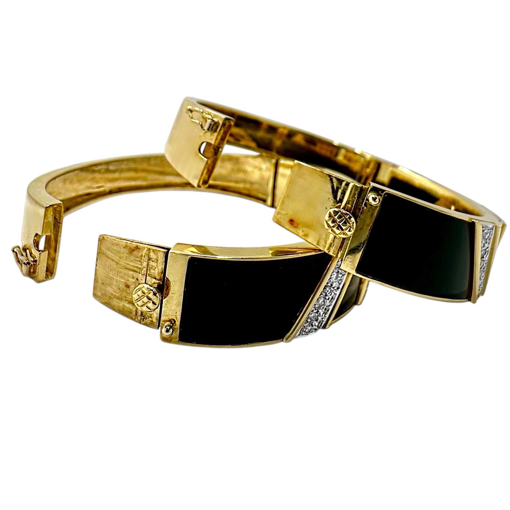 Paire de bracelets jonc en or jaune 18 carats, onyx et diamants, 1 pouce de large portés ensemble en vente 4