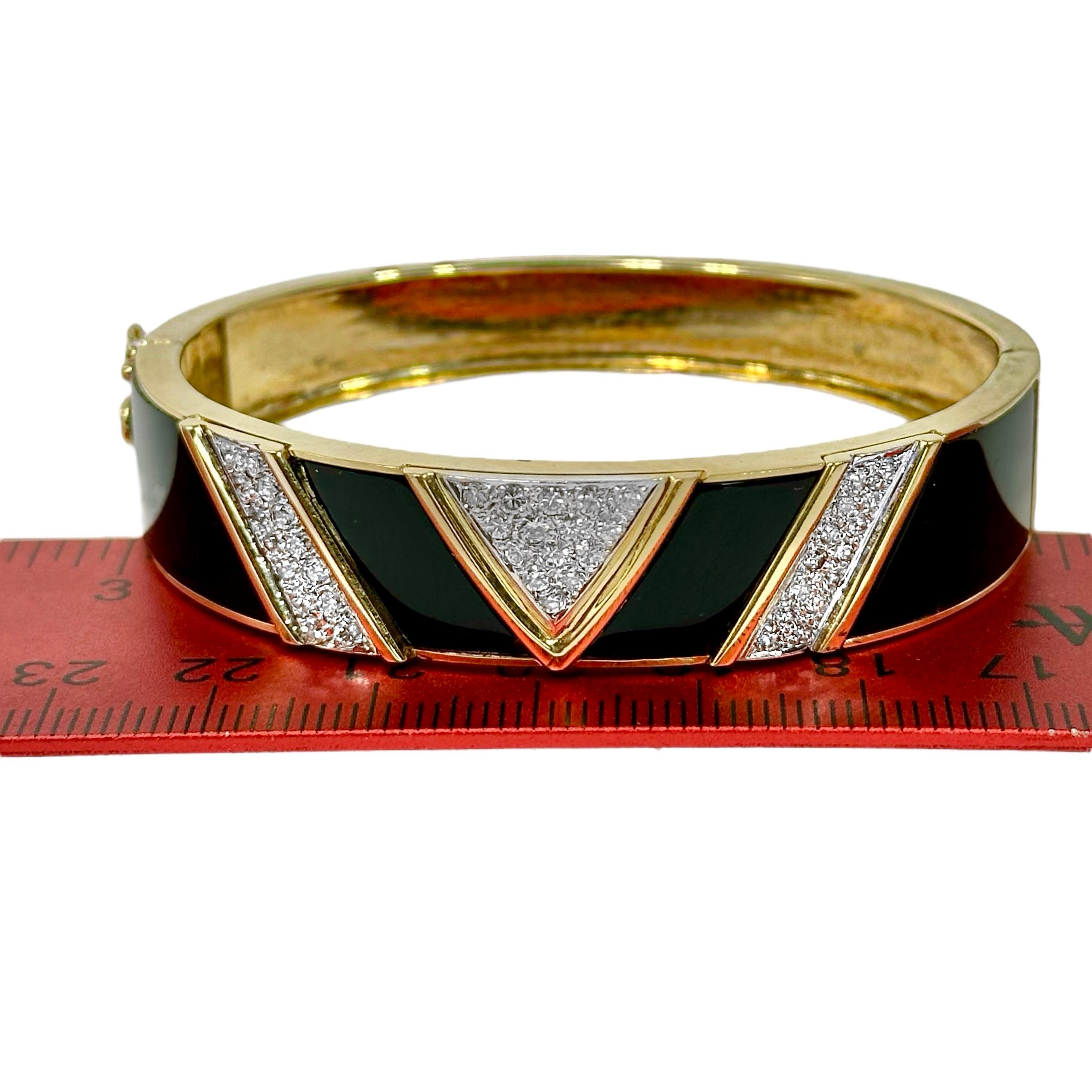 Paire de bracelets jonc en or jaune 18 carats, onyx et diamants, 1 pouce de large portés ensemble en vente 7