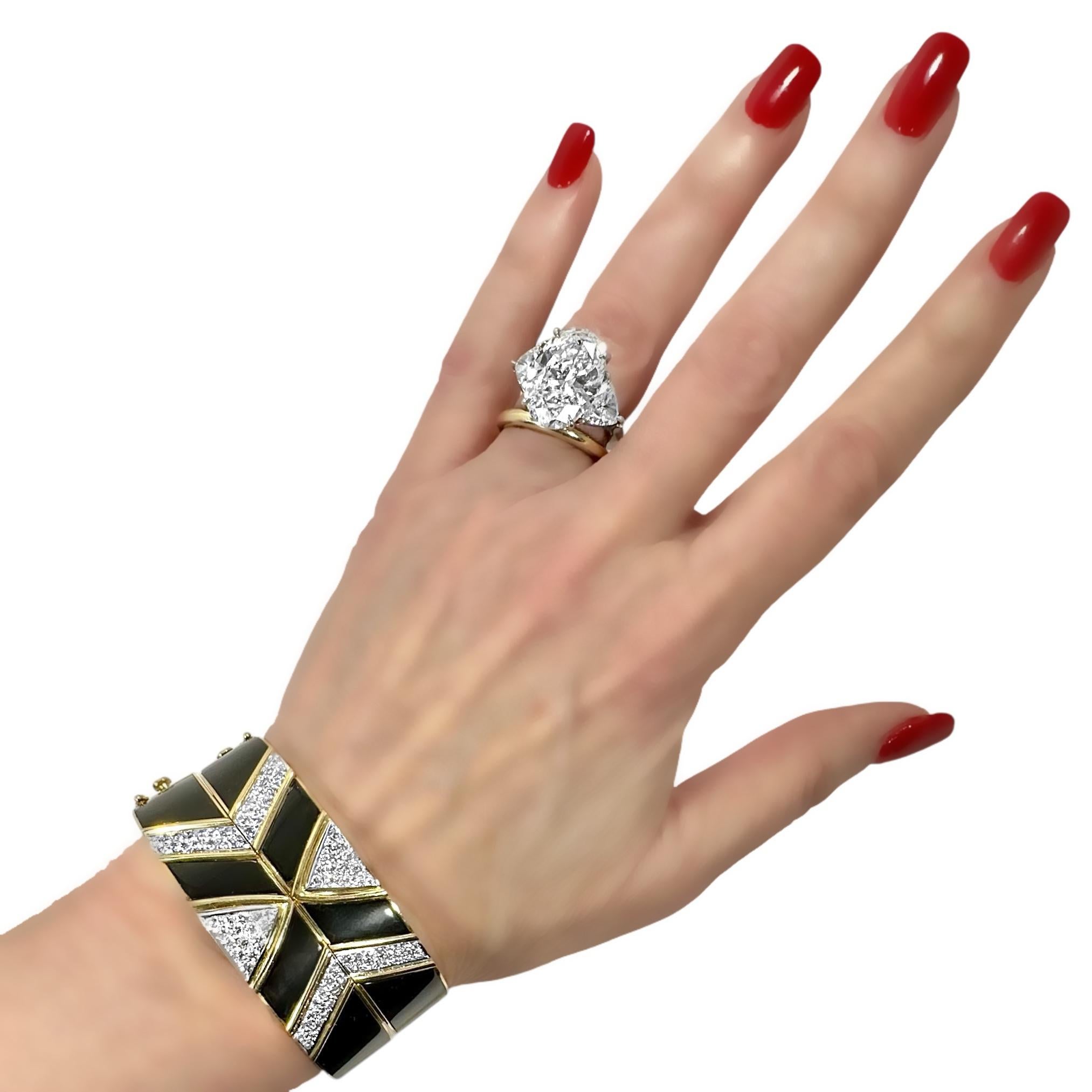 Paire de bracelets jonc en or jaune 18 carats, onyx et diamants, 1 pouce de large portés ensemble en vente 8