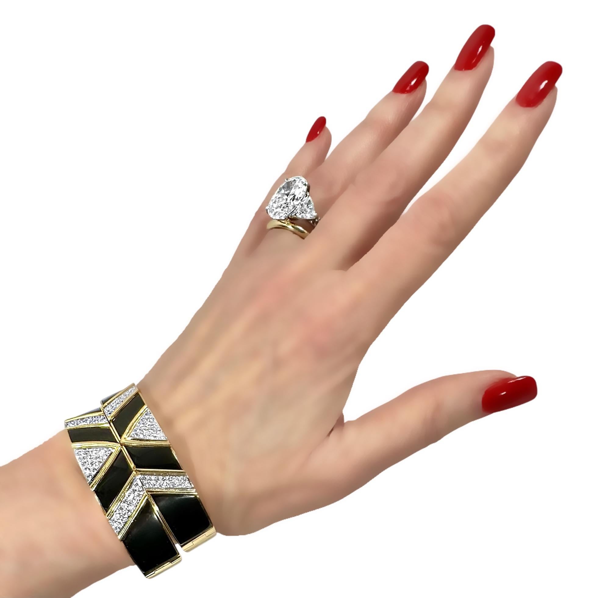 Paire de bracelets jonc en or jaune 18 carats, onyx et diamants, 1 pouce de large portés ensemble en vente 9