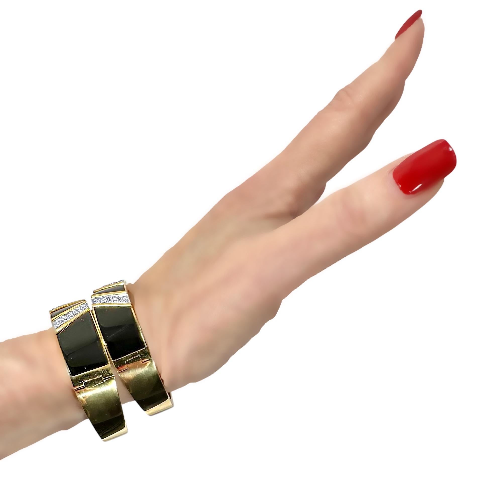 Paire de bracelets jonc en or jaune 18 carats, onyx et diamants, 1 pouce de large portés ensemble en vente 10