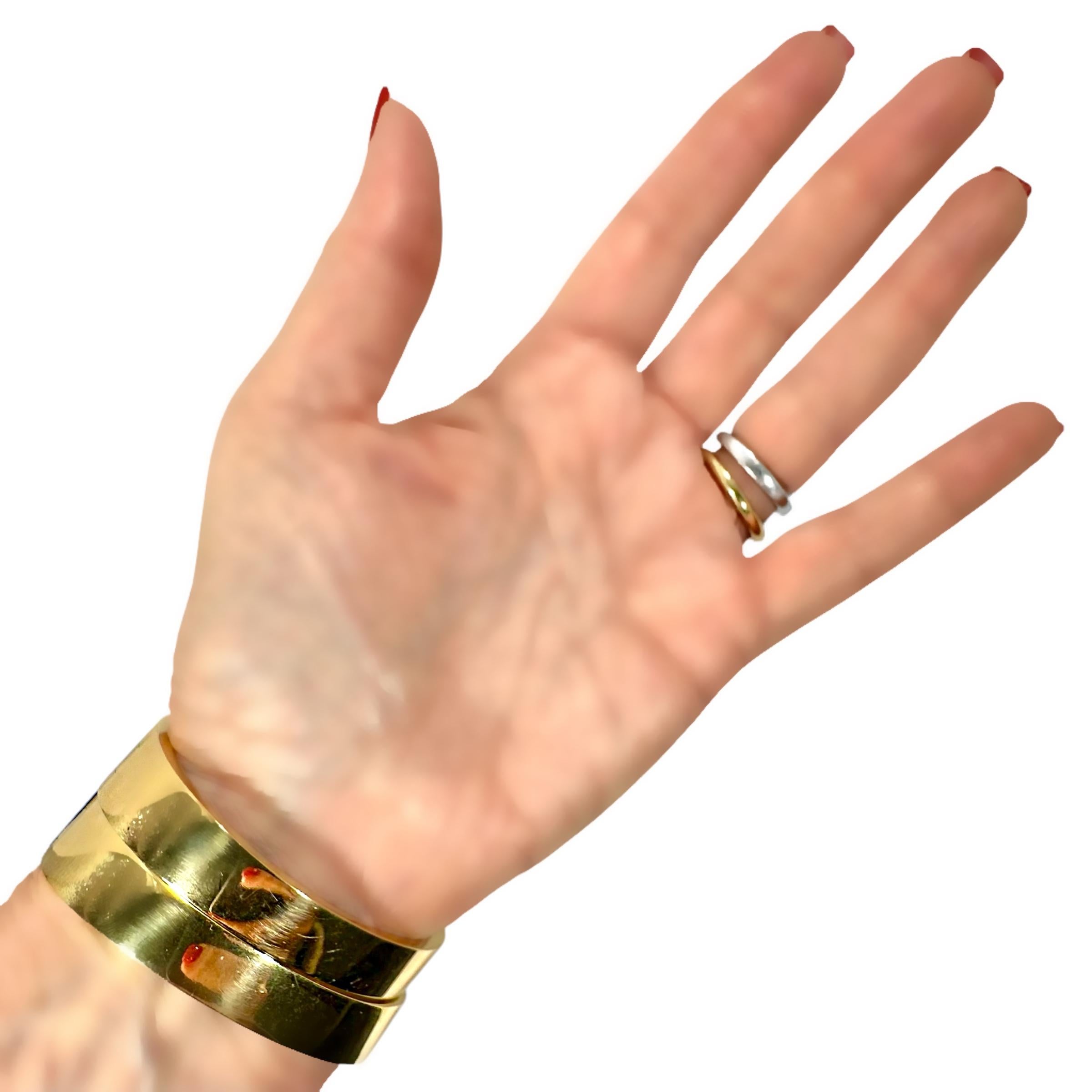 Paire de bracelets jonc en or jaune 18 carats, onyx et diamants, 1 pouce de large portés ensemble en vente 11
