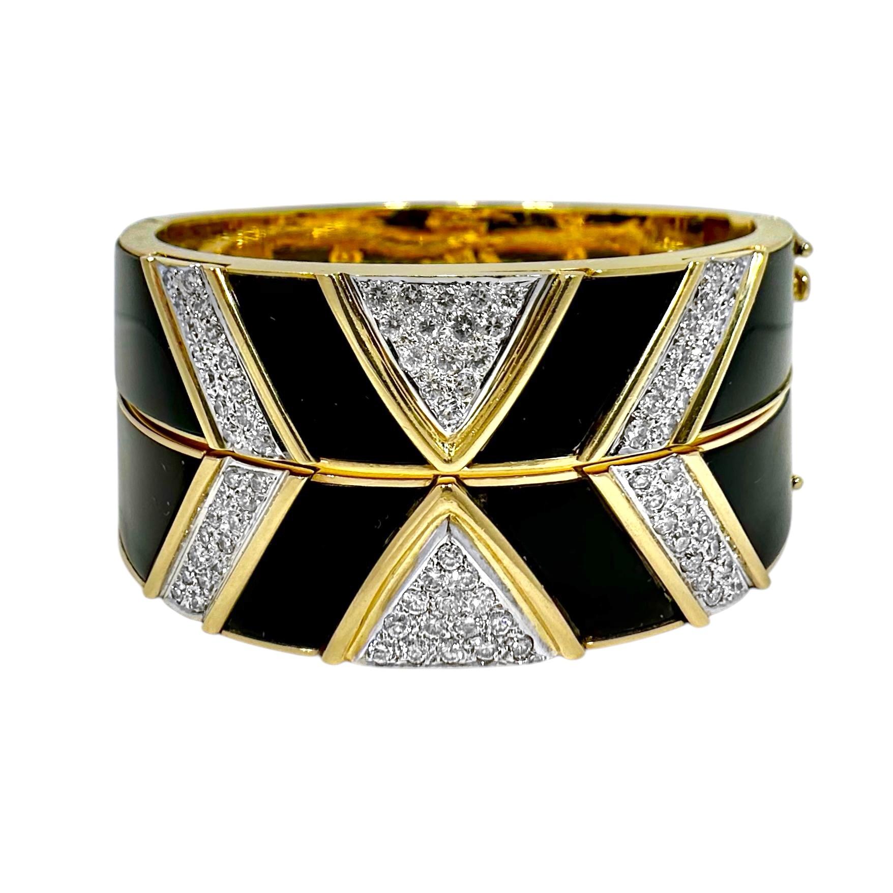 Ces bracelets bangle distinctifs en or jaune 18 carats, diamant moderne taille brillant et onyx noir peuvent être portés ensemble selon deux motifs différents, comme le montrent nos photographies, ou peuvent être empilés avec un autre bracelet au