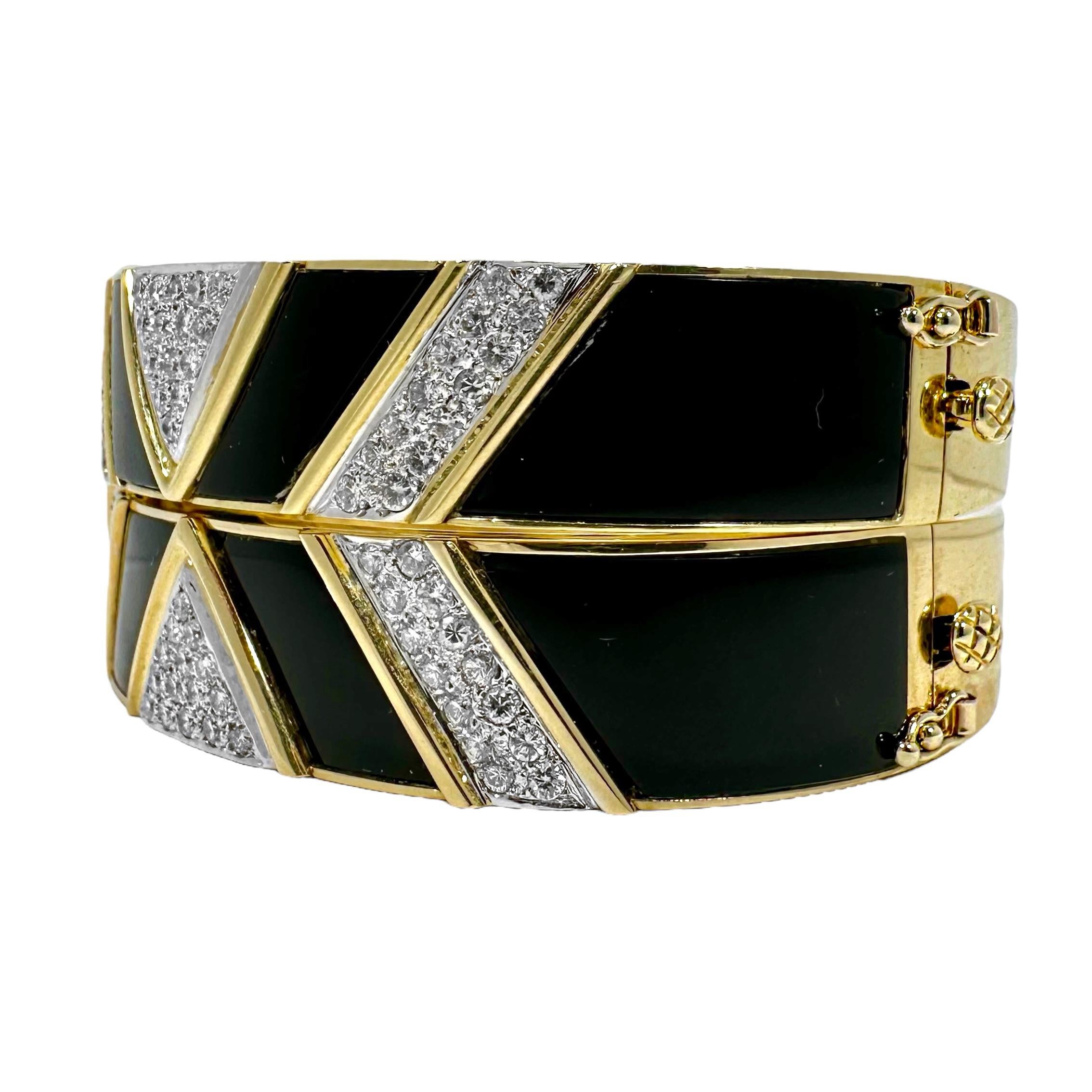 Moderne Paire de bracelets jonc en or jaune 18 carats, onyx et diamants, 1 pouce de large portés ensemble en vente