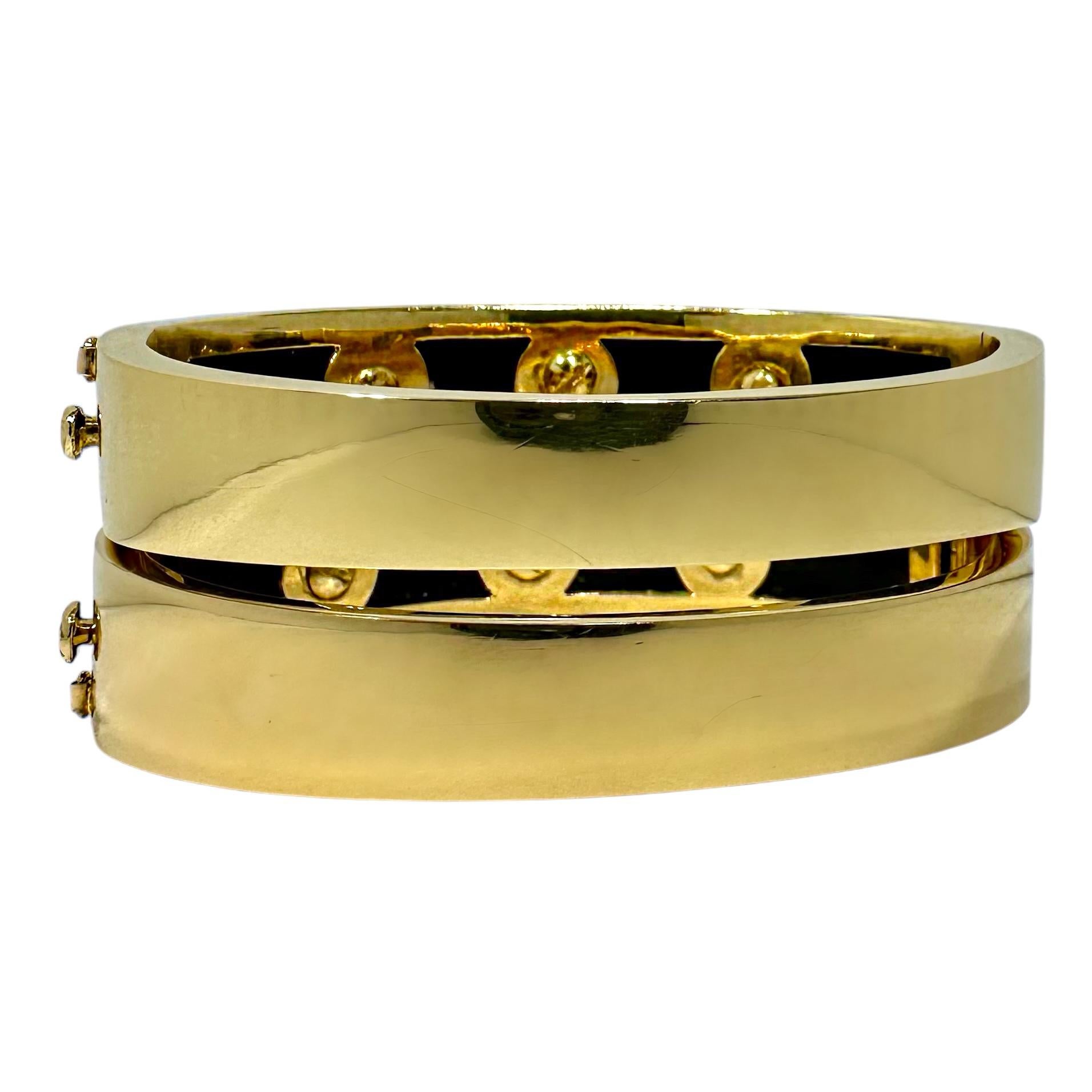 Paire de bracelets jonc en or jaune 18 carats, onyx et diamants, 1 pouce de large portés ensemble Bon état - En vente à Palm Beach, FL