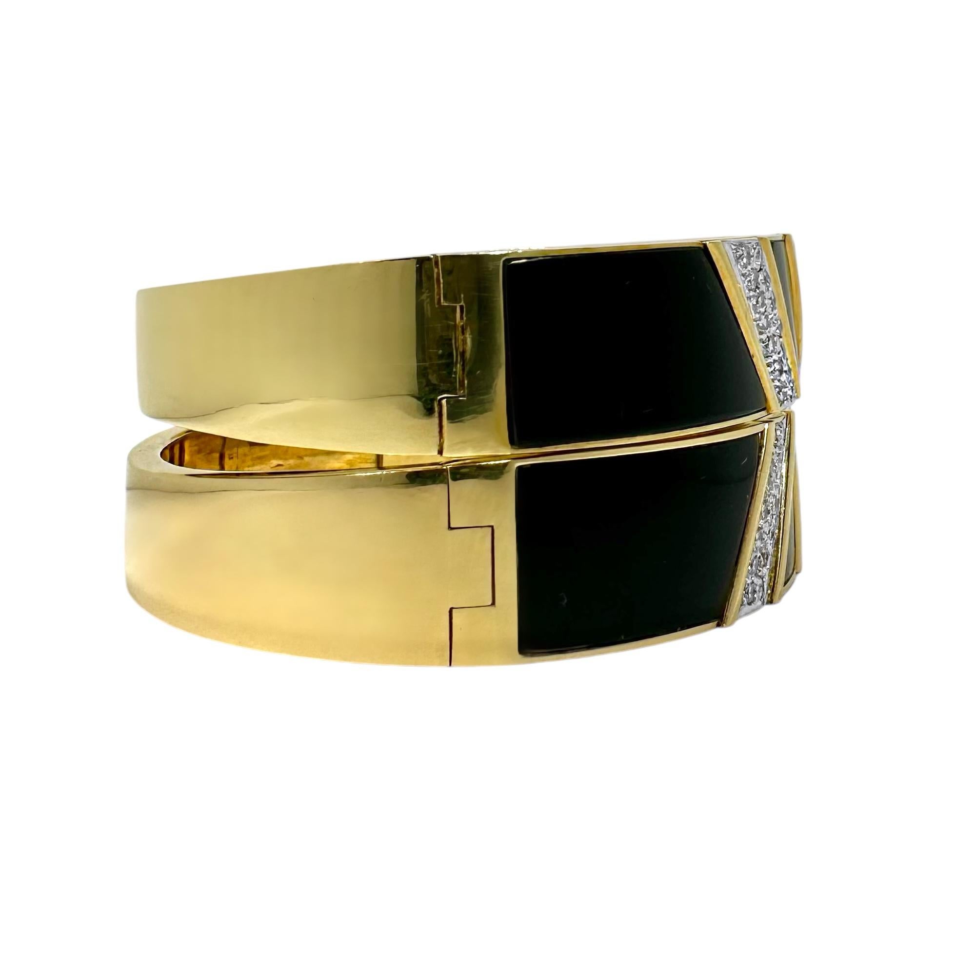 Paire de bracelets jonc en or jaune 18 carats, onyx et diamants, 1 pouce de large portés ensemble Pour femmes en vente
