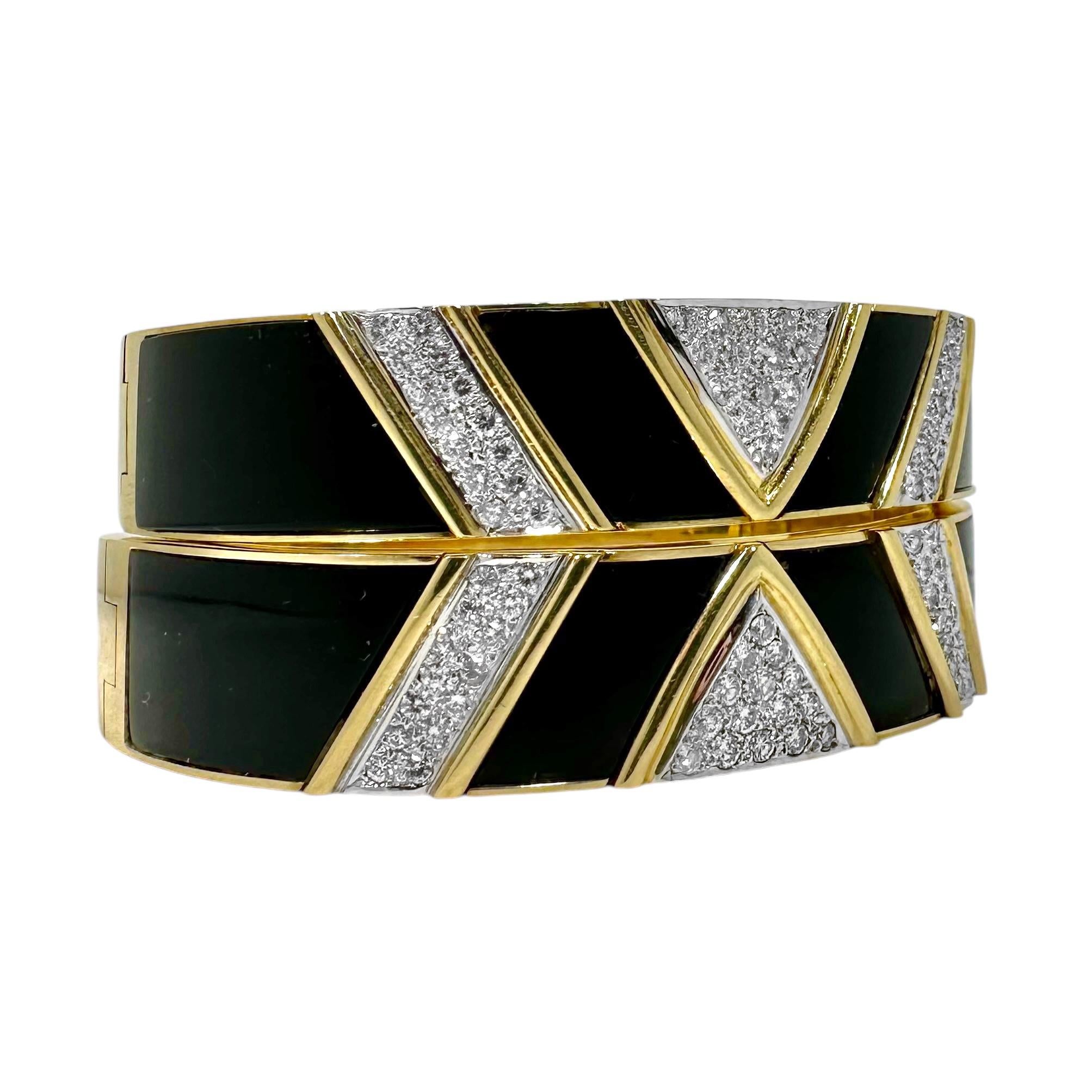 Paire de bracelets jonc en or jaune 18 carats, onyx et diamants, 1 pouce de large portés ensemble en vente 1