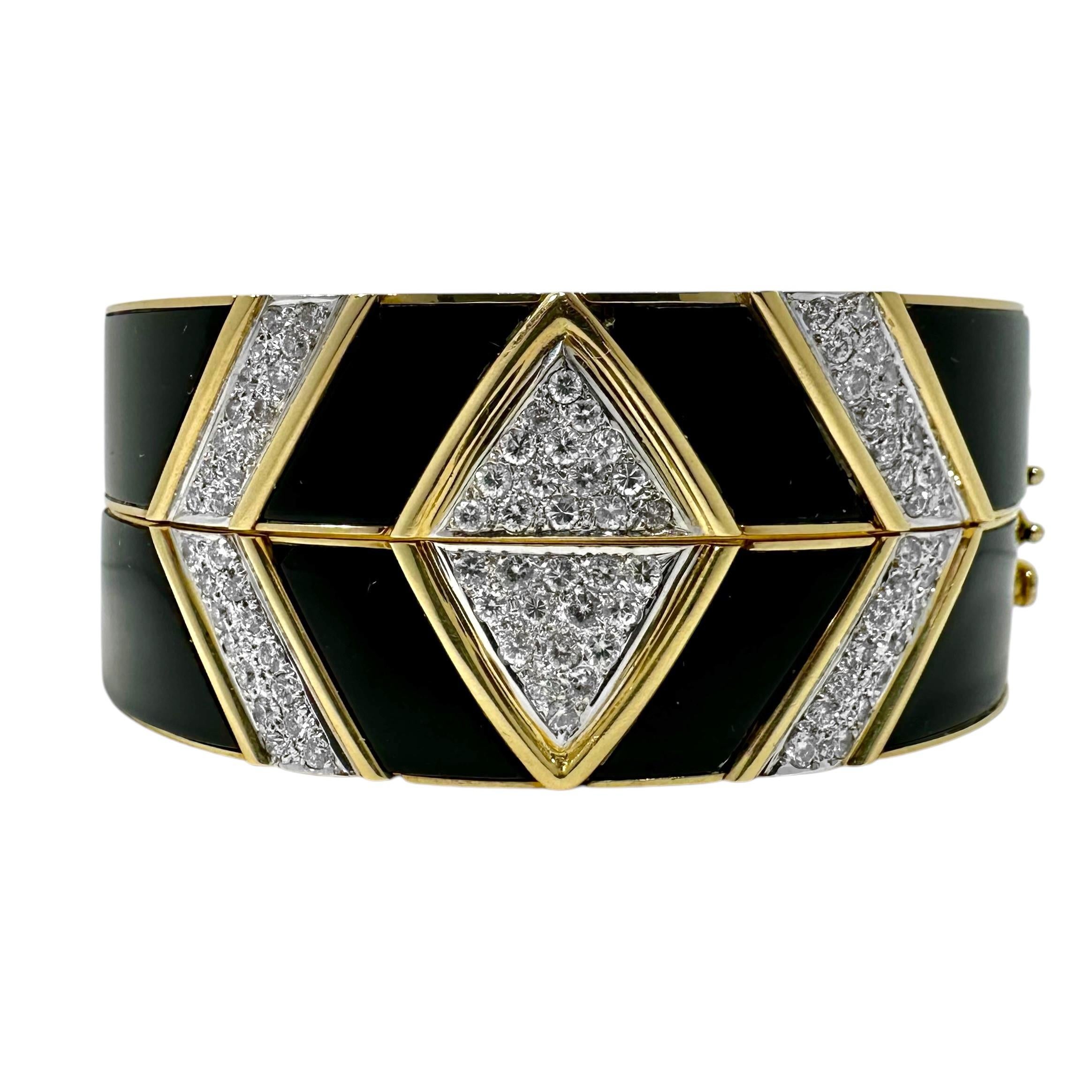 Paire de bracelets jonc en or jaune 18 carats, onyx et diamants, 1 pouce de large portés ensemble en vente 2