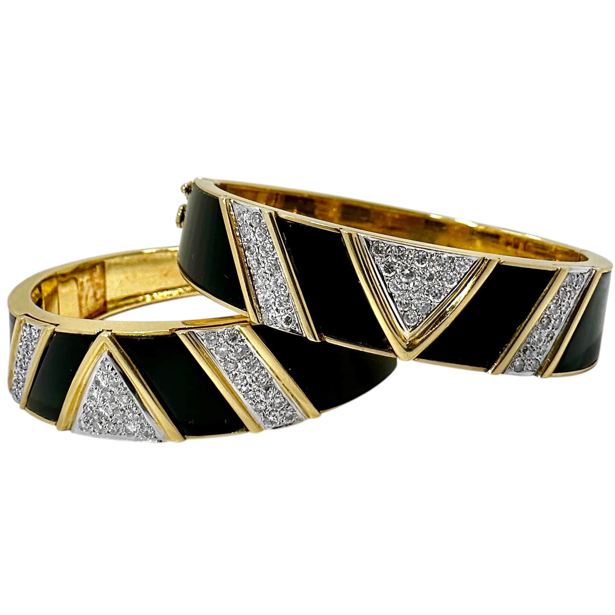 Paire de bracelets jonc en or jaune 18 carats, onyx et diamants, 1 pouce de large portés ensemble en vente 3
