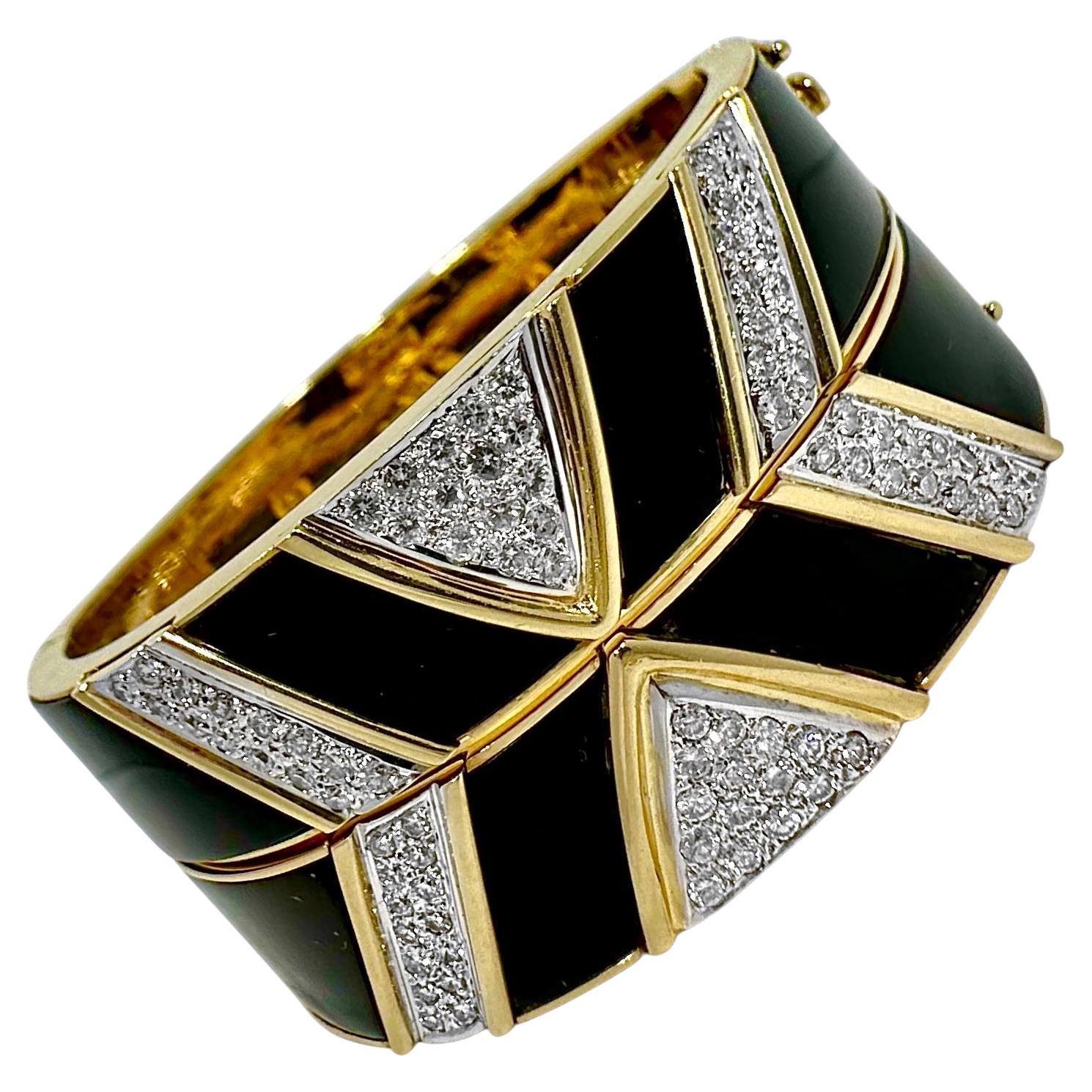 Auffälliges Paar Armreifen aus 18 Karat Gelbgold mit Onyx und Diamanten- 1 Zoll breit getragen zusammen
