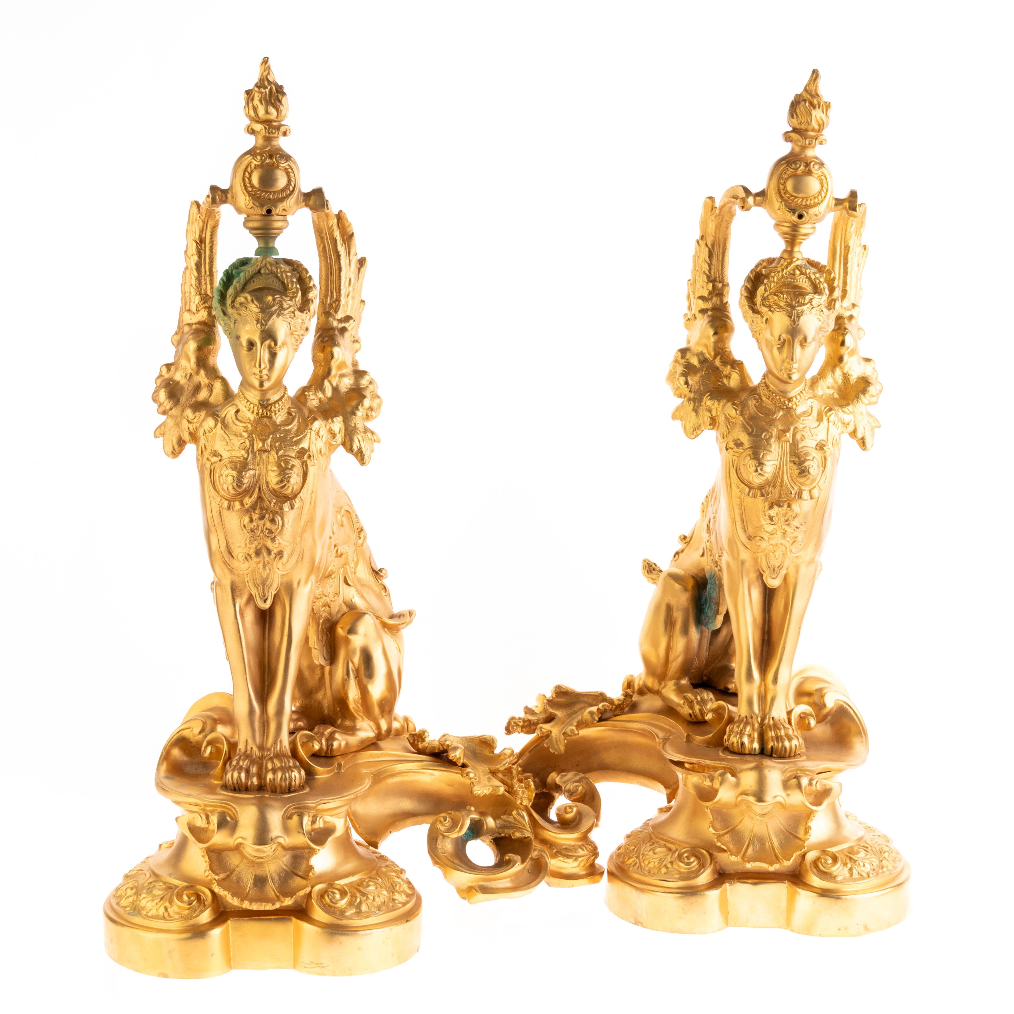 Llamativa Pareja de Andirones de Esfinge Griega Chenets French Rococo de Metal Dorado 
Buen estado general

Envío internacional gratuito.