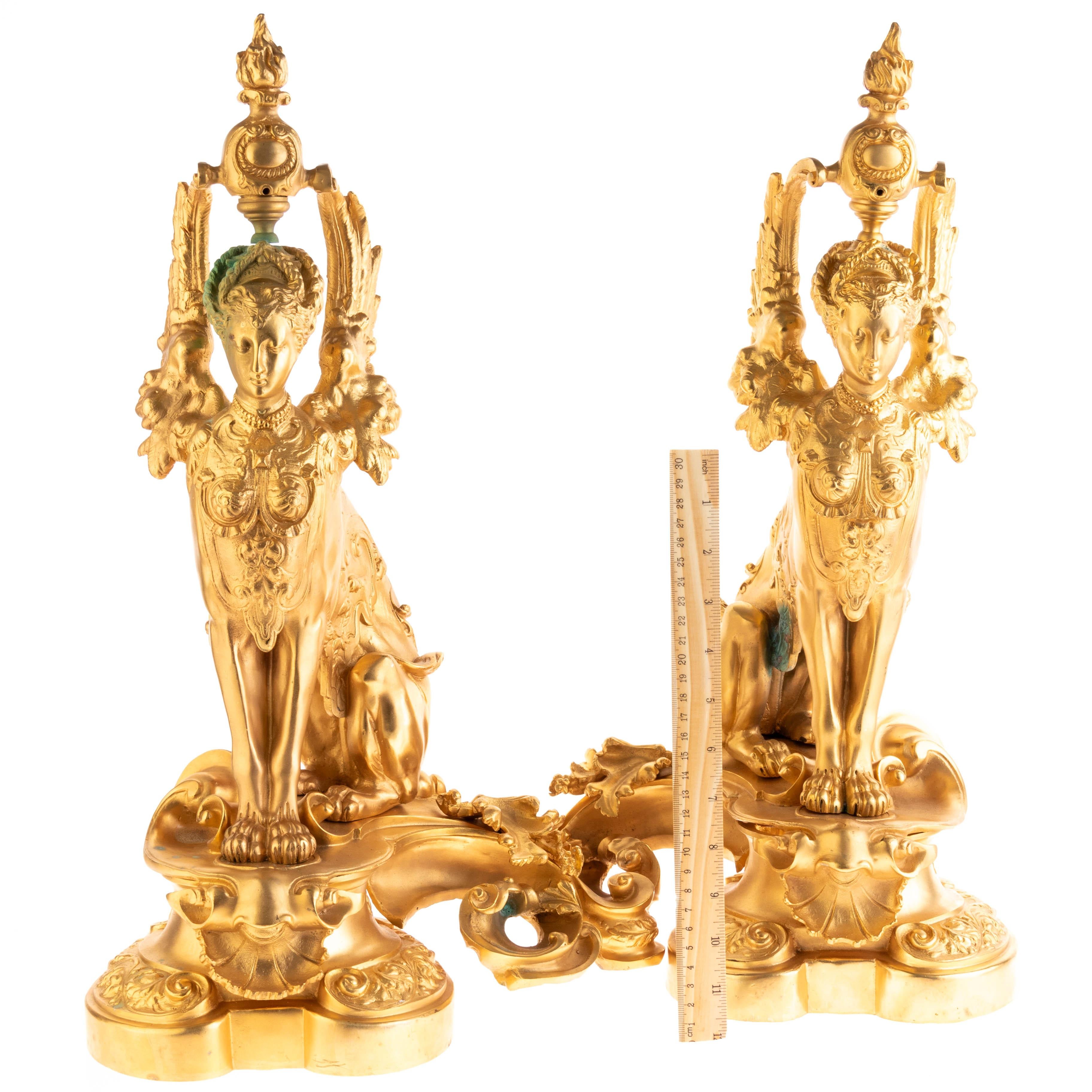 Llamativa Pareja Metal Dorado French Rococo Esfinge Griega Chimenea Chenets Andirons siglo XIX en venta