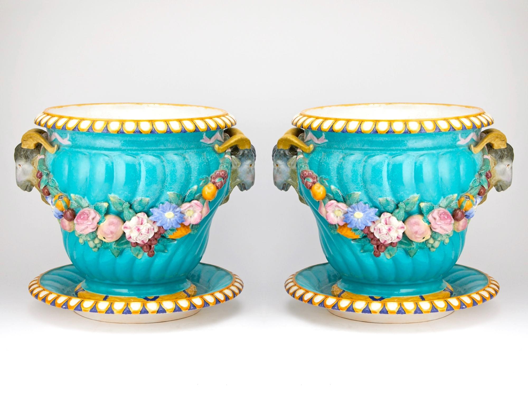 Coppia sorprendente di portaoggetti in maiolica continentale in stile Minton in vendita 4