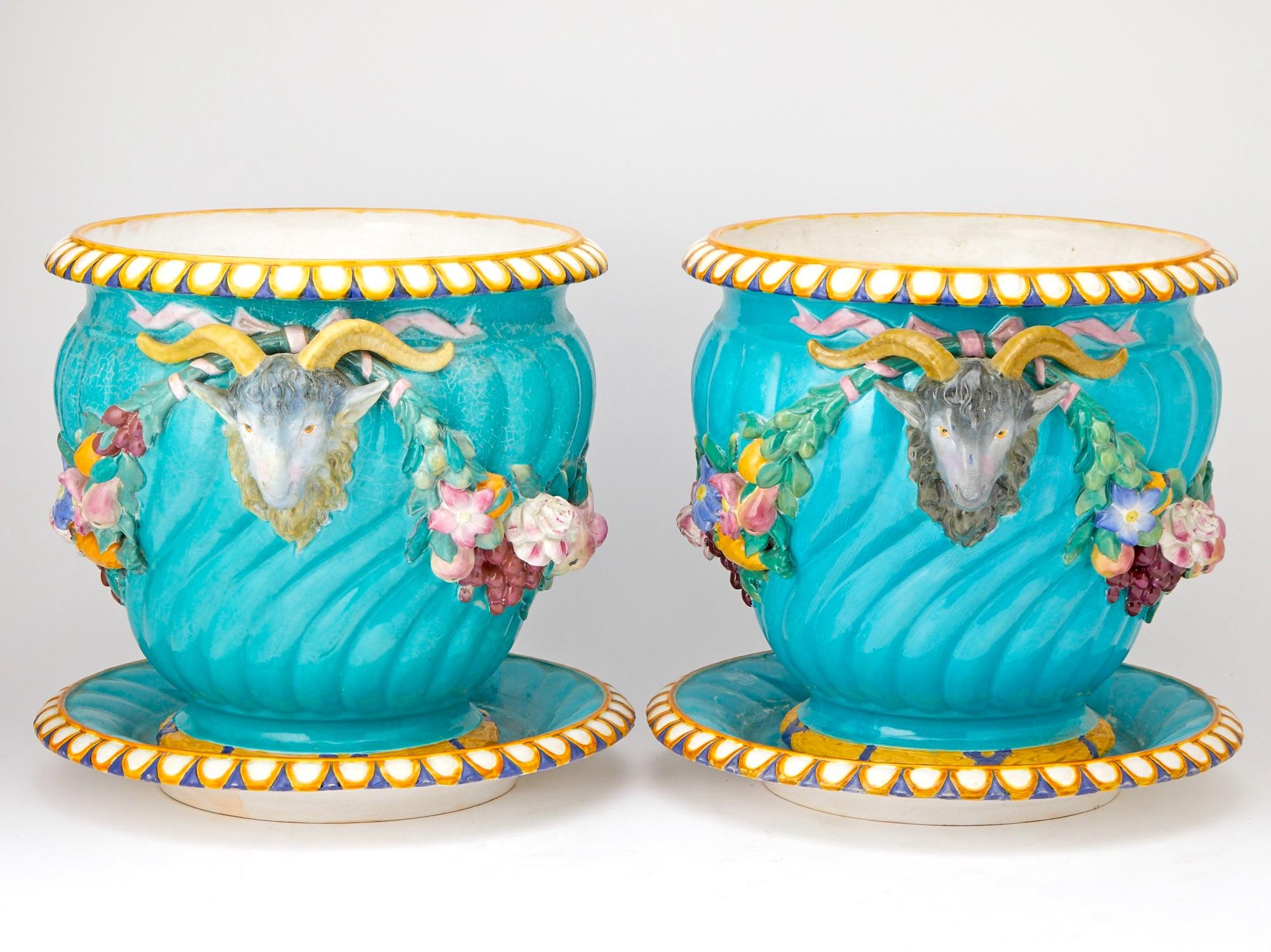 Questa straordinaria coppia di jardinieres in porcellana Continental Majolica di Minton con piedistallo incarna eleganza e ricchezza decorativa. Ogni jardiniere presenta un vivace sfondo turchese ornato da intricate decorazioni floreali in tonalità