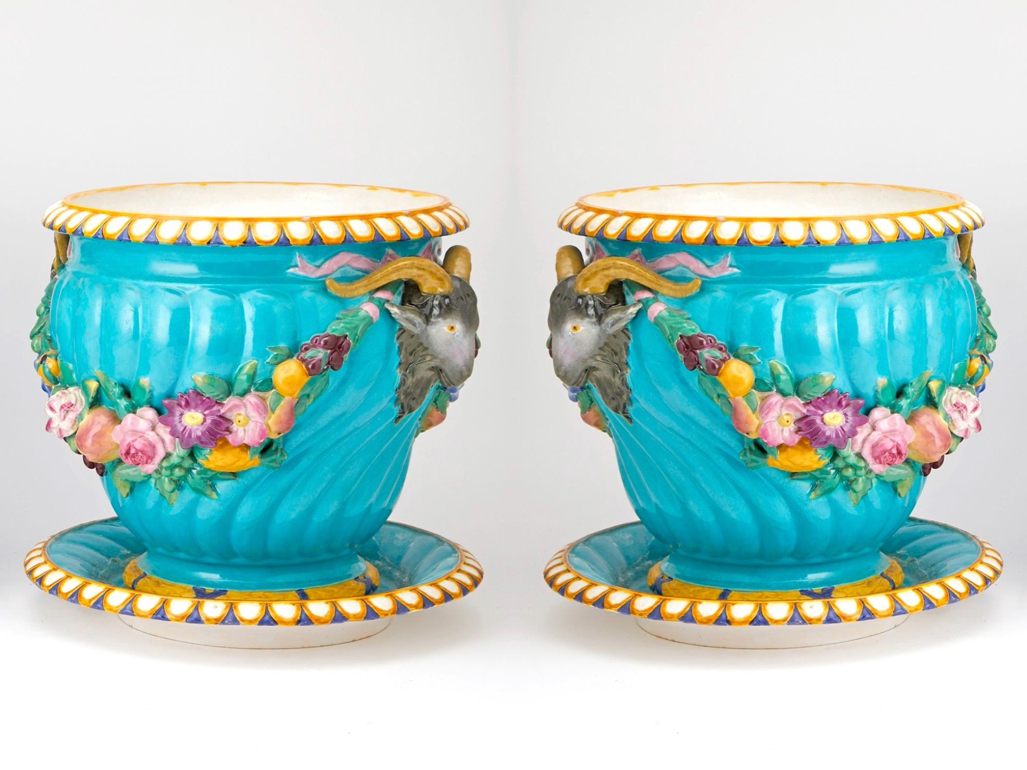 Francese Coppia sorprendente di portaoggetti in maiolica continentale in stile Minton in vendita