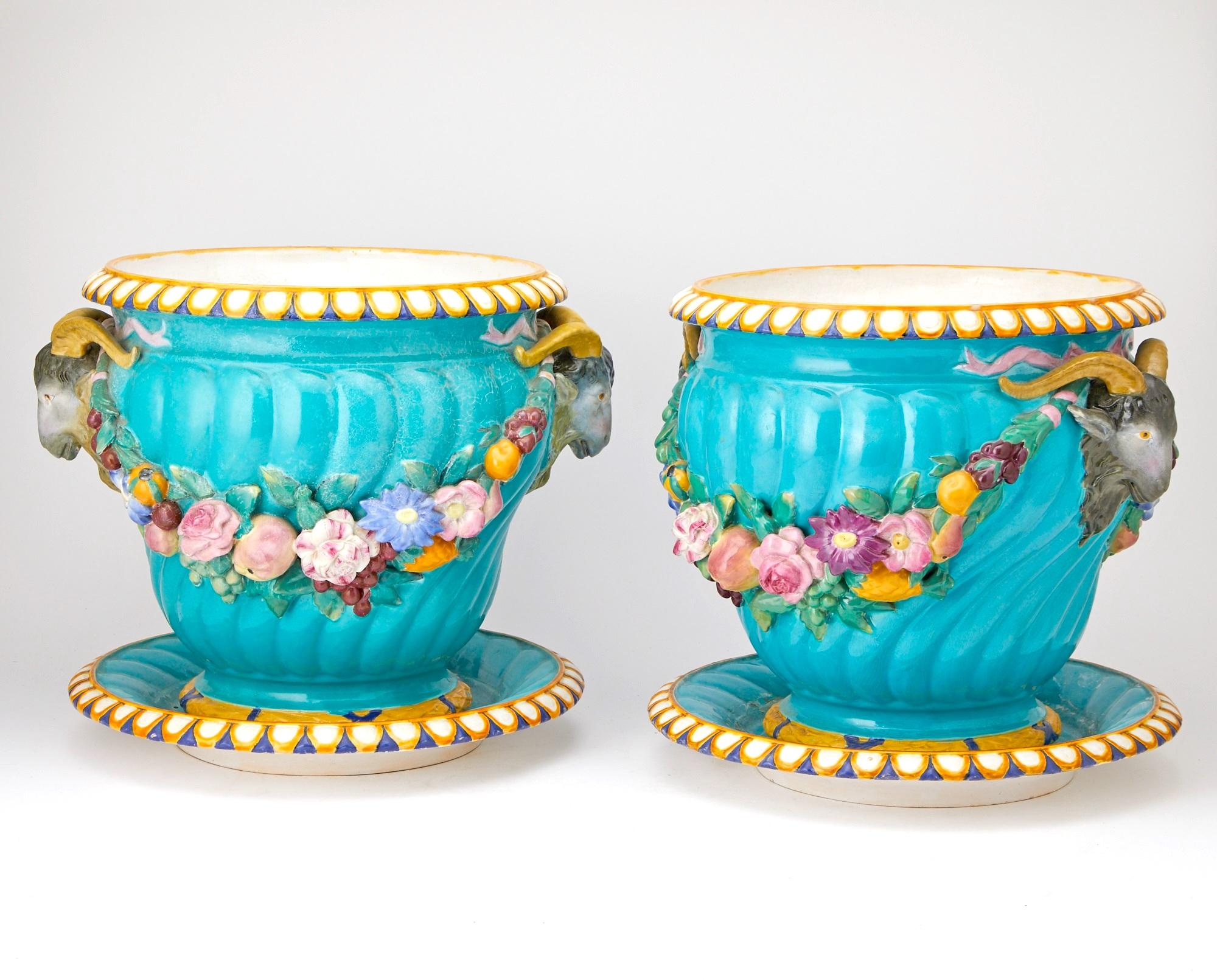 Smaltato Coppia sorprendente di portaoggetti in maiolica continentale in stile Minton in vendita