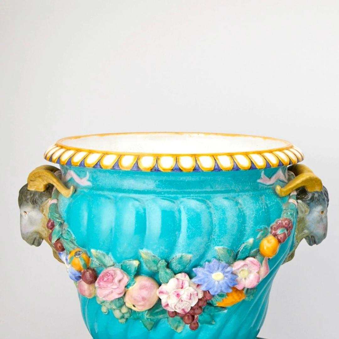 Porcellana Coppia sorprendente di portaoggetti in maiolica continentale in stile Minton in vendita