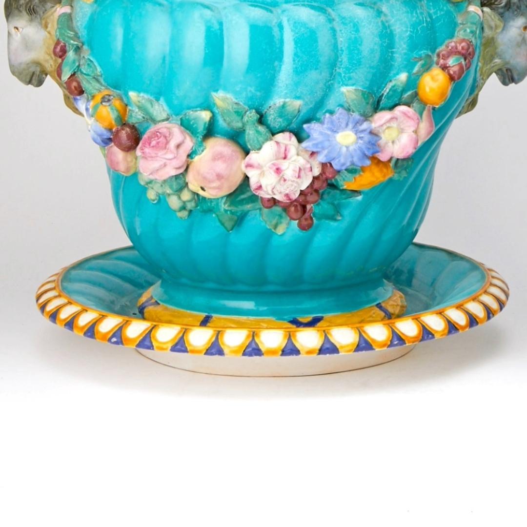 Coppia sorprendente di portaoggetti in maiolica continentale in stile Minton in vendita 1