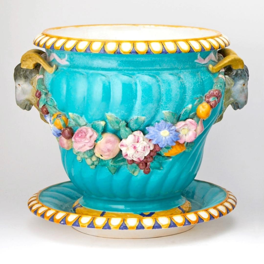 Coppia sorprendente di portaoggetti in maiolica continentale in stile Minton in vendita 2