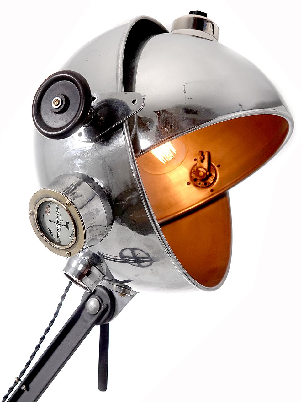 Ci piace il look unico di queste lampade da terra. Ogni lampada è realizzata con due parti iniziali che creano qualcosa di totalmente diverso. I rari paralumi sferici in alluminio lucidato erano Alpine Sun Lamps e venivano prodotti dalla Hanovia