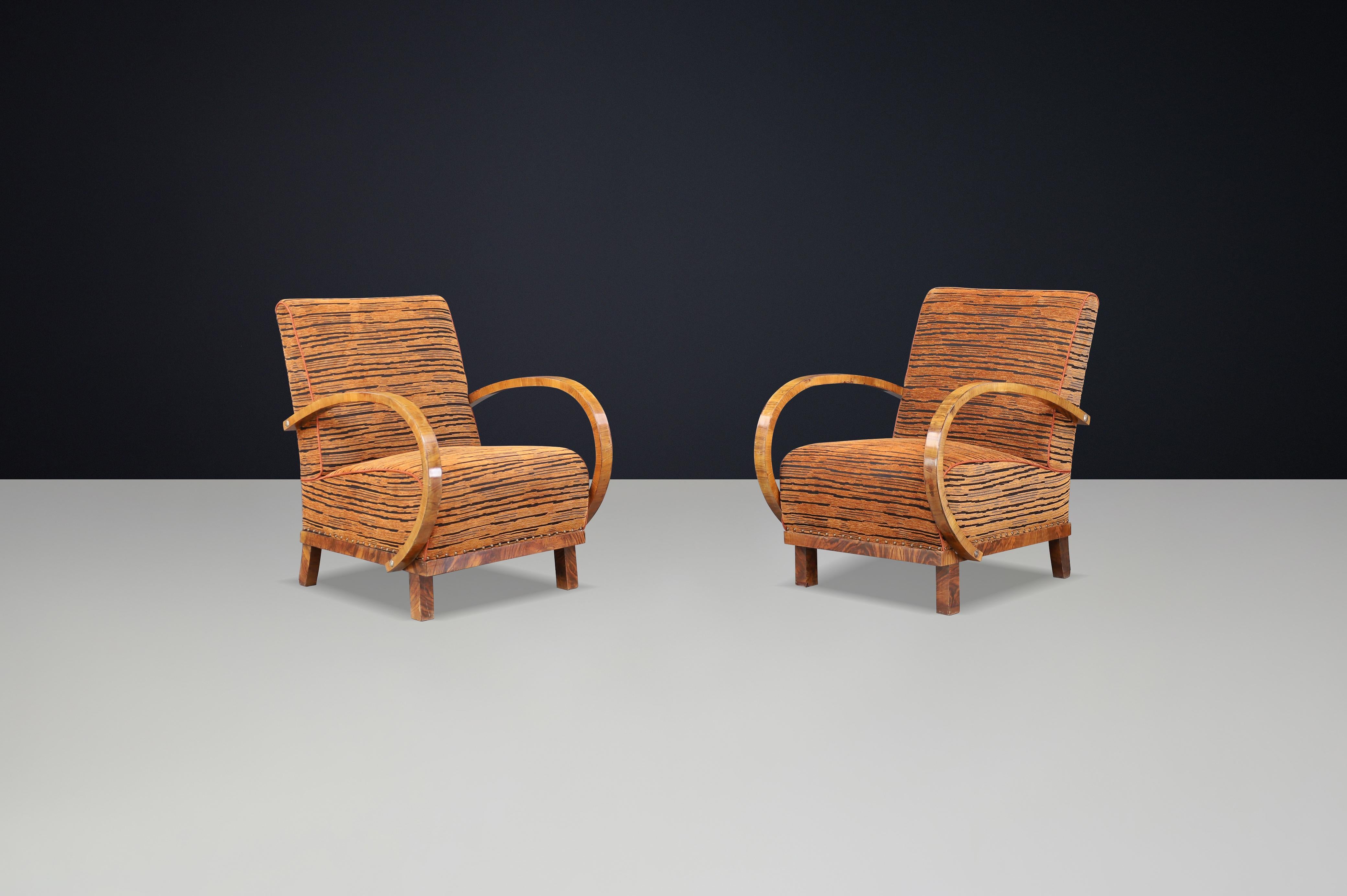 Straordinaria coppia di sedie da salotto Art Deco austriache in noce con tessuto New Tiger, anni '30

Descrizione:
Una coppia audace ed elegante di sedie da salotto Art Déco provenienti dall'Austria, realizzate negli anni '30. Queste poltrone