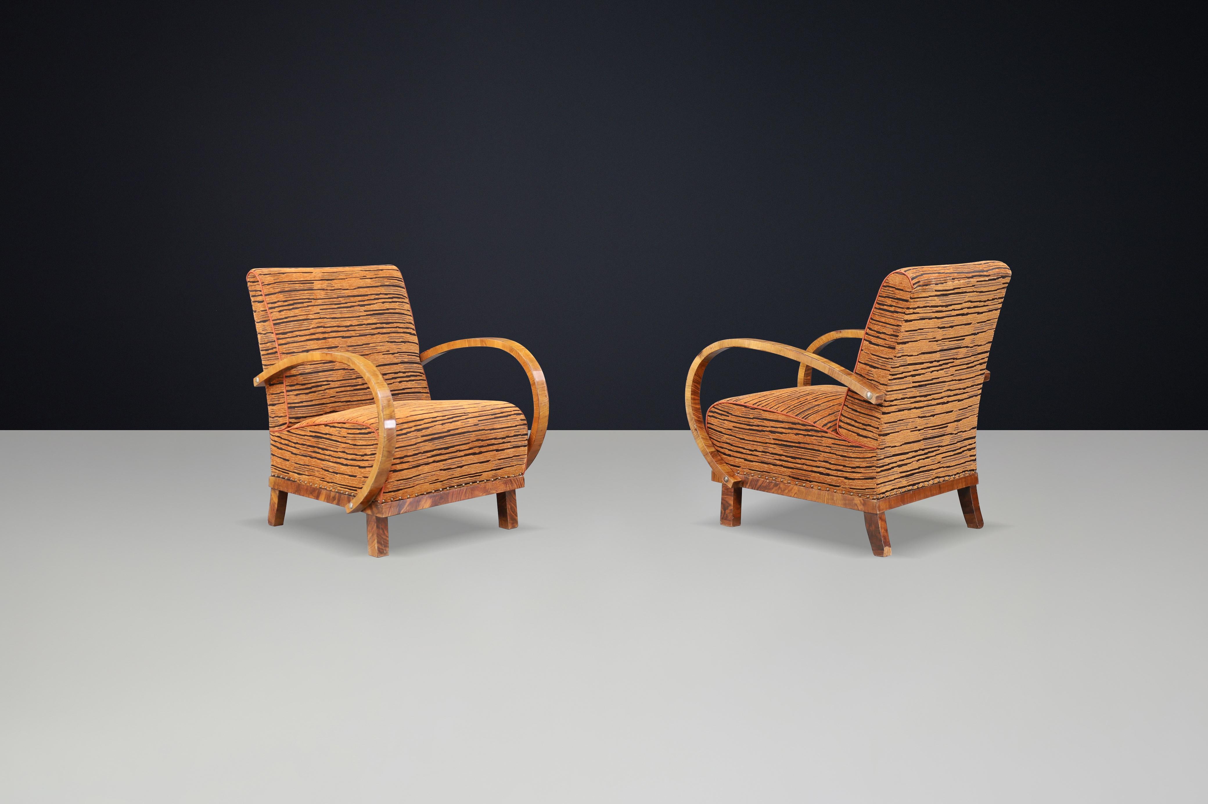 Art Déco Straordinaria coppia di sedie da salotto Art Deco austriache in noce con nuovo tessuto Tiger in vendita