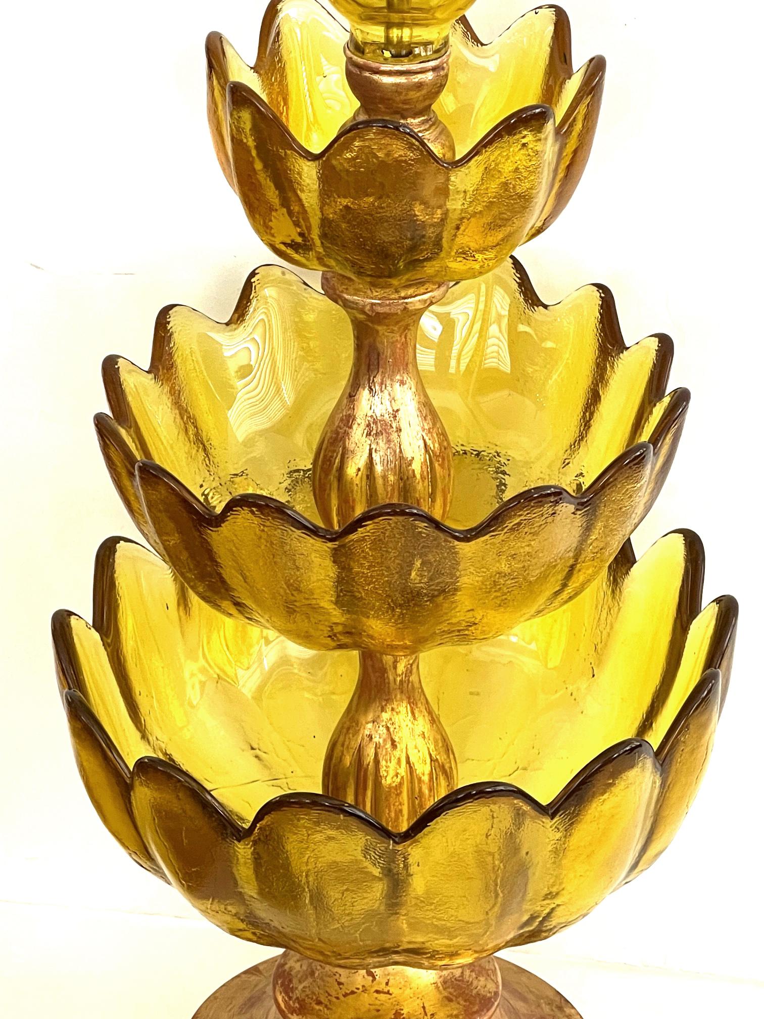 Verre d'art Paire d'étonnantes lampes en verre d'art Butterscotch à feuilles de lotus Blenko des années 1960 en vente