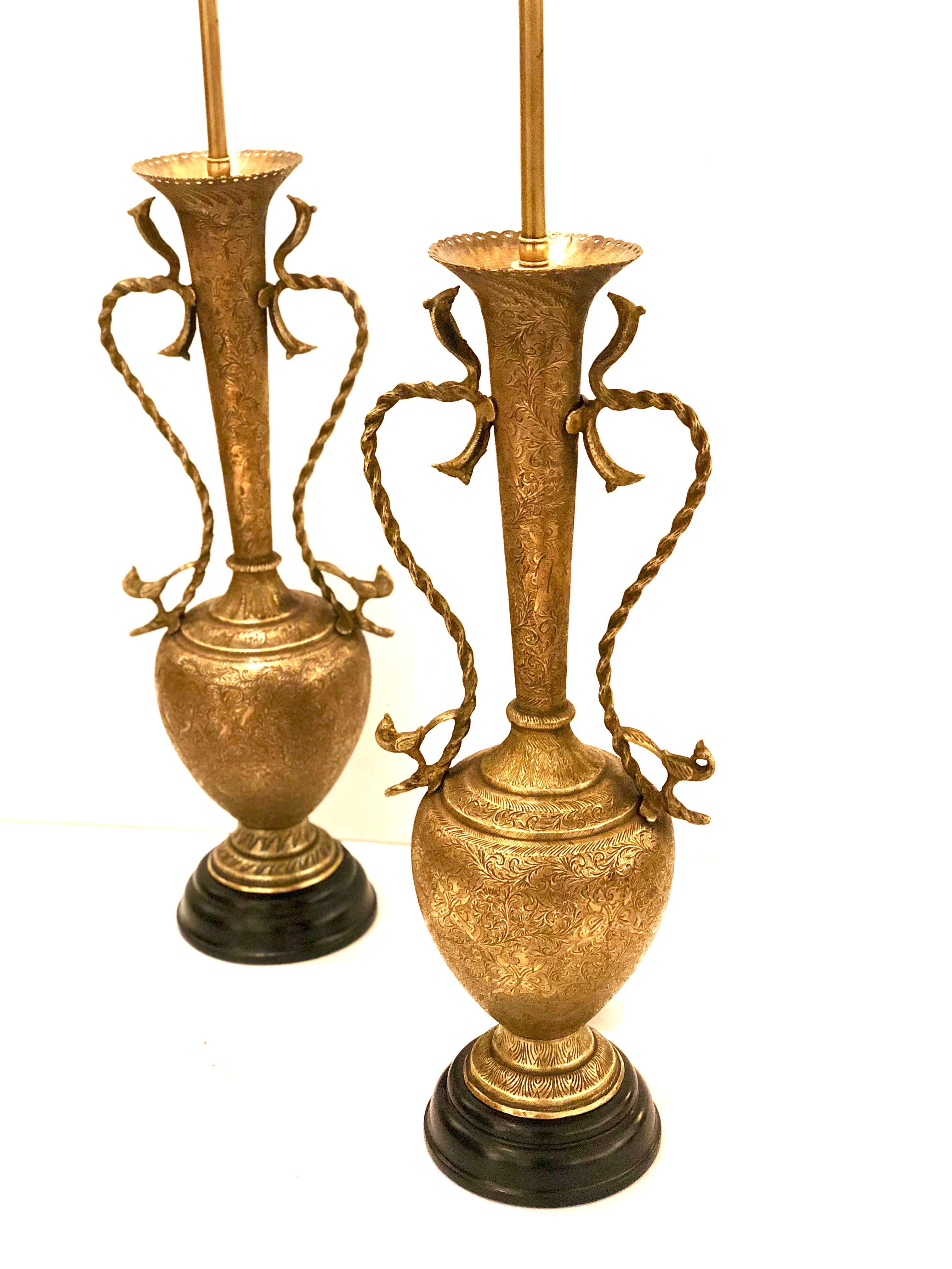 Hollywood Regency Paire d'étonnantes lampes de bureau marocaines anciennes en laiton martelé en vente