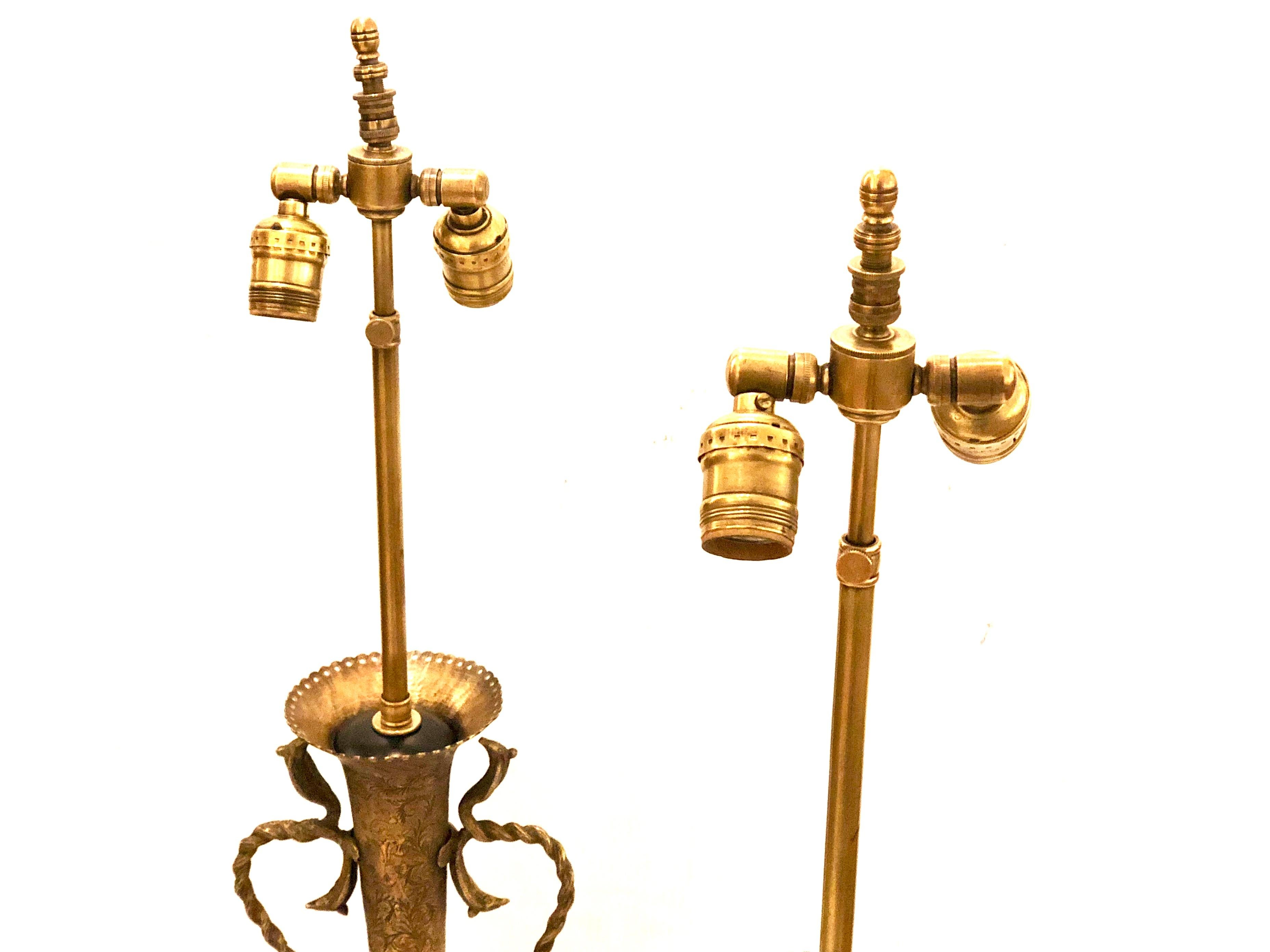Auffallendes Paar gehämmerter antiker marokkanischer Tischlampen aus Messing im Zustand „Gut“ im Angebot in San Diego, CA