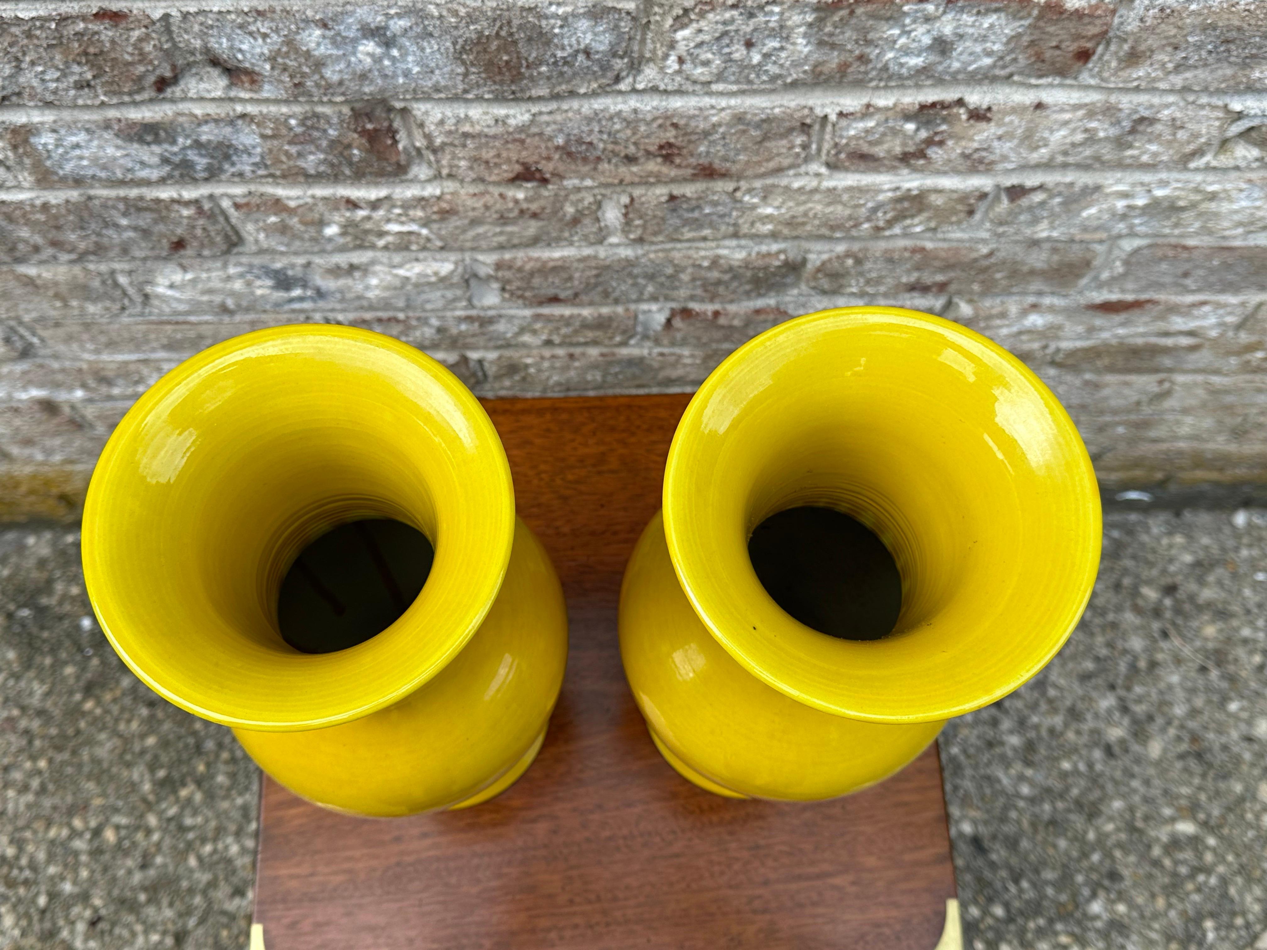 Una straordinaria coppia di vasi cinesi in giallo zafferano In condizioni buone in vendita a East Hampton, NY