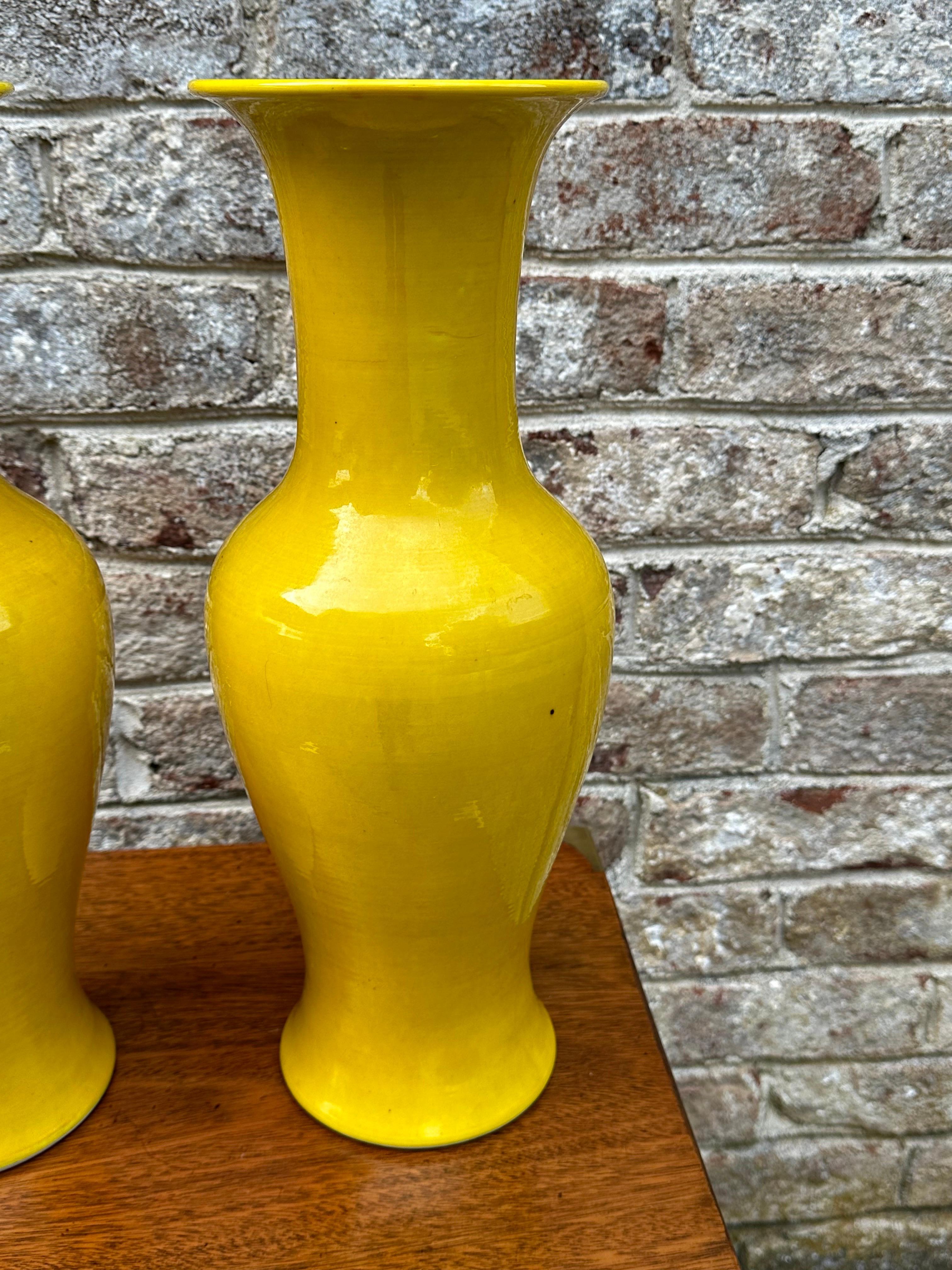 Ceramica Una straordinaria coppia di vasi cinesi in giallo zafferano in vendita