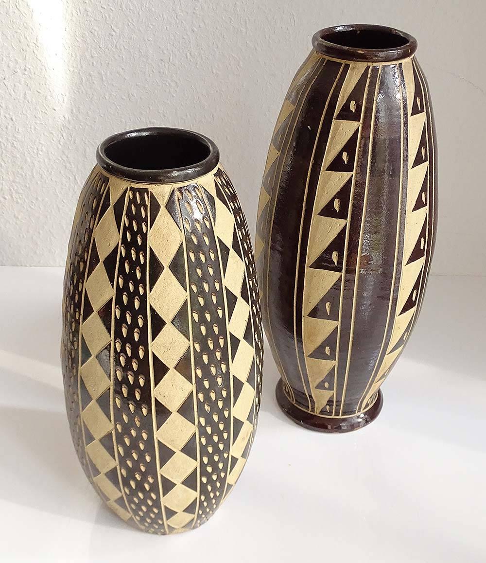 Mid-Century Modern Striking Pair of Incised Brown Ceramic Amphora Vases, 1960s Modernist Design