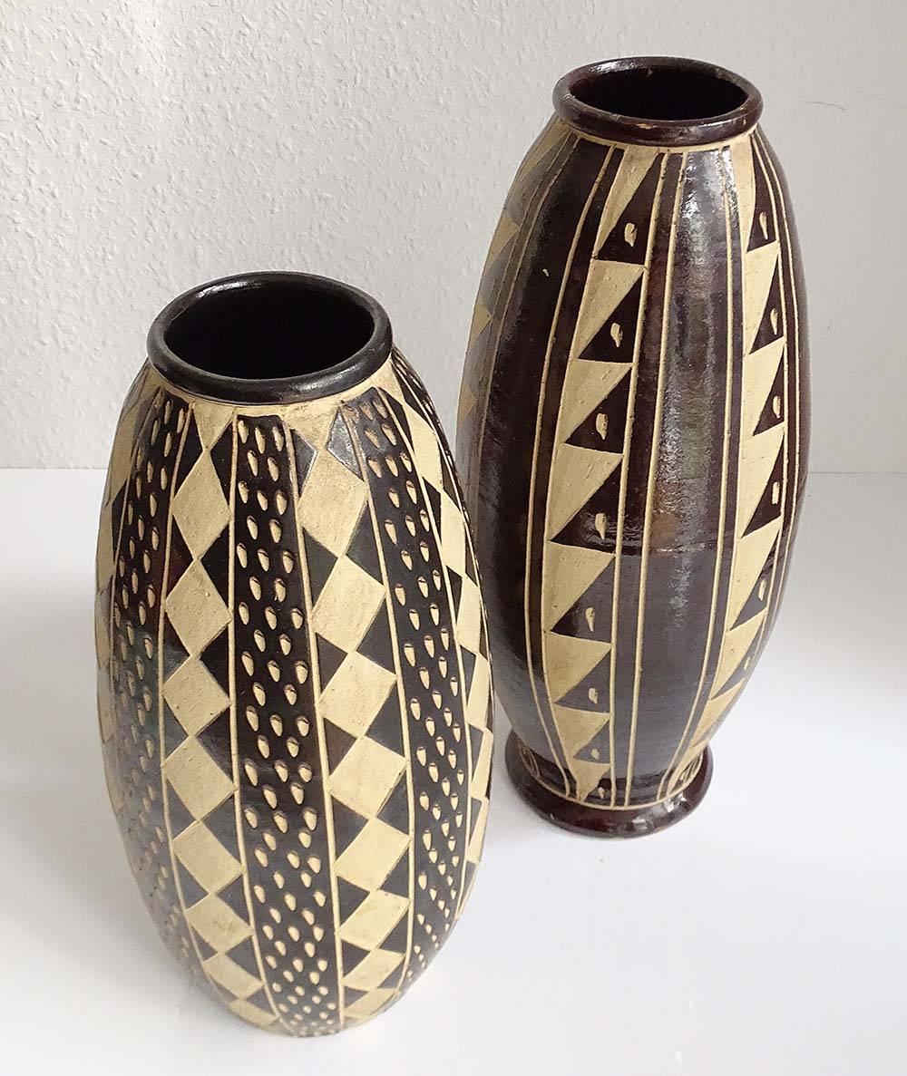 Striking Pair of Incised Brown Ceramic Amphora Vases, 1960s Modernist Design In Excellent Condition In Bremen, DE