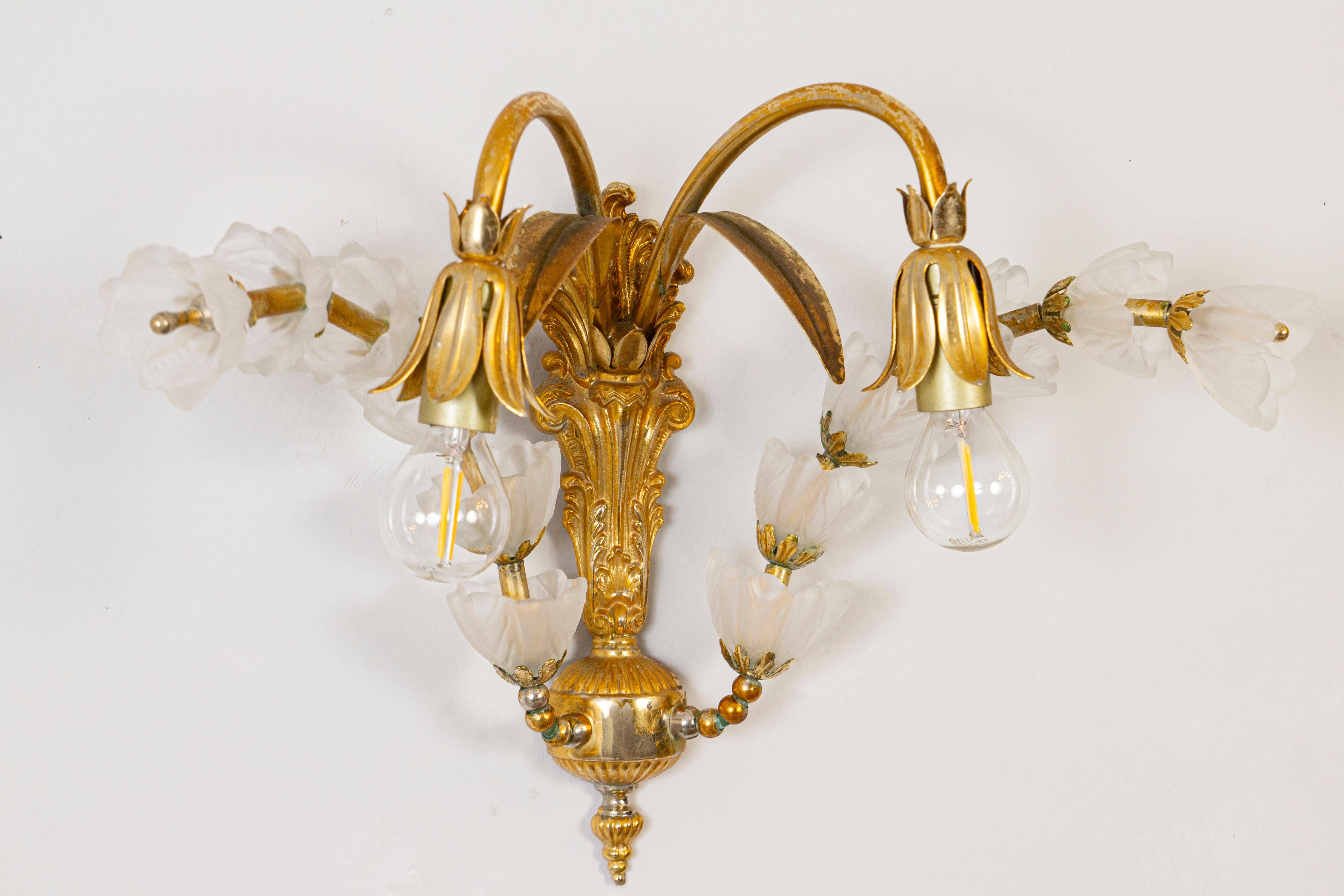 Paar italienische 2-Licht-Wandleuchten Vintage By  von Banci, hergestellt von Banci Firenze in den 1970er Jahren
Messingstruktur mit 2 Armen, die mit blumenförmigen Milchglasschirmen enden. Sehr guter Vintage-Zustand, gebrauchsbedingte Abnutzung,